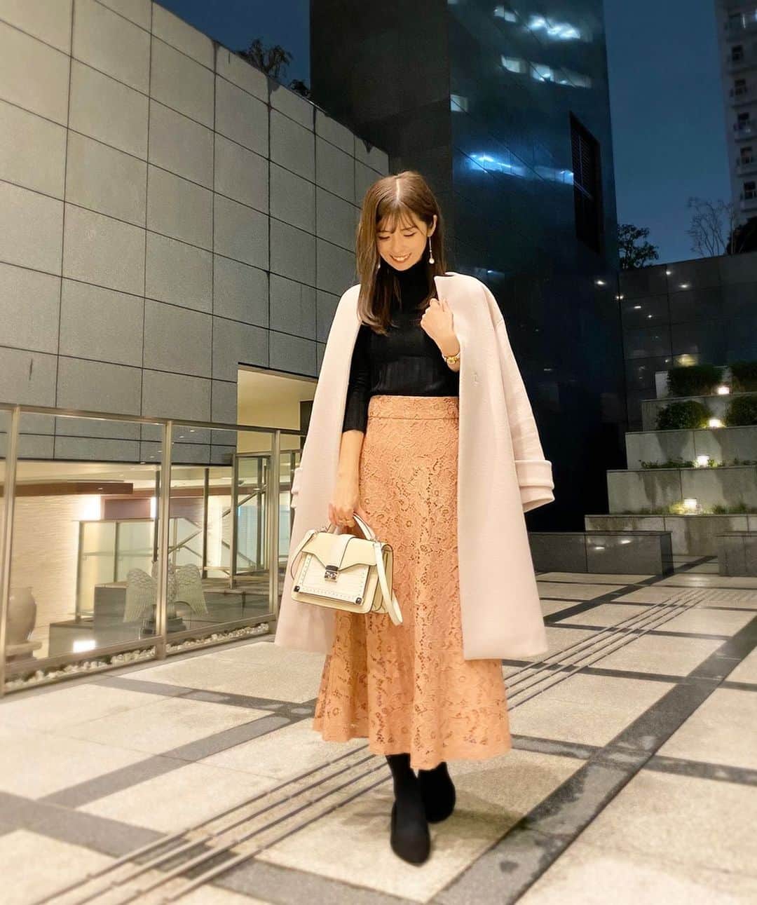 のインスタグラム：「#code . . 久々にZARAのレーススカートに、 お気に入りのRANDAのバッグ✨ この日は用事があって、 @t_aya_rs と夕方から少しだけお出掛け🤭💛 疲れたけど、楽しかったなぁ😂 . . . #ママコーデ #ママファッション #プチプラ #プチプラコーデ #シンプルコーデ #大人カジュアル #カジュアルコーデ #きれいめカジュアル #大人可愛い #きれいめコーデ #30代ファッション #30代コーデ #着回しコーデ #今日のコーデ #アンベコーデ #コーデ #淡色女子 #ザラコーデ #ザラジョ #レーススカート #zara #mamagirl #locari #ponte_fashion #오오티디 #데일리룩 #좋아요환영 #randa #fifth」