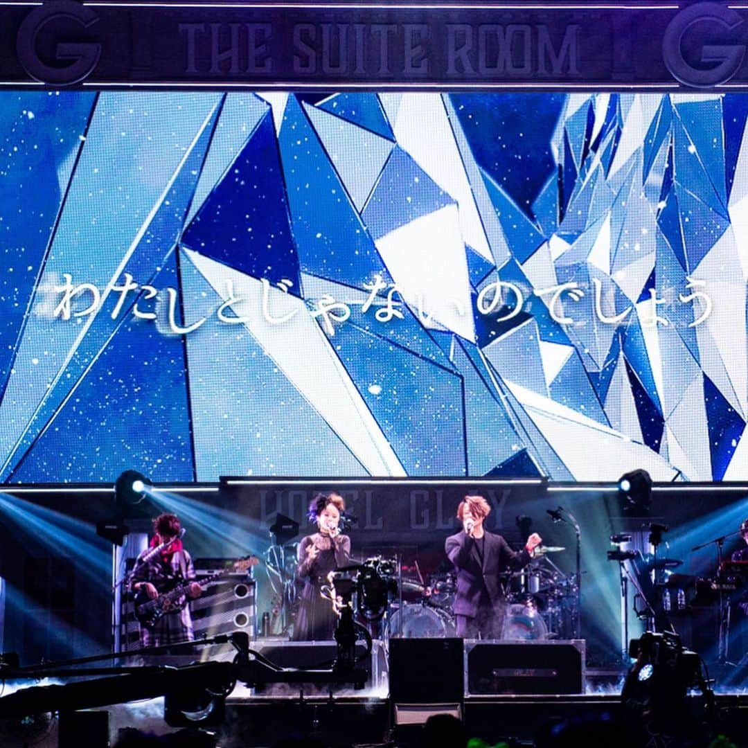 azumiのインスタグラム：「昨夜、横浜アリーナでのGLAY ARENA TOUR 2019-2020 DEMOCRACY 25TH HOTEL GLAY THE SUITE ROOMにて、3月リリースのベストアルバムに収録される『氷の翼 feat.Azumi（Wyolica）』を初披露させていただきましたー！こんなに大きな場所で歌うのは17年ぶりくらいで身震いしましたが、圧倒的なTERUさんの歌声で私までパワーを頂いたような気がしました。歌えることがとてもとても幸せでした。 受け入れてくださったファンの皆様、TERUさん、TAKUROさん、HISASHIさん、JIROさん、スタッフの皆さん、本当にありがとうございました！ 25周年おめでとうございます🎉 2020年良いスタートだぞー！ #GLAY #hotelglay  #wyolica」