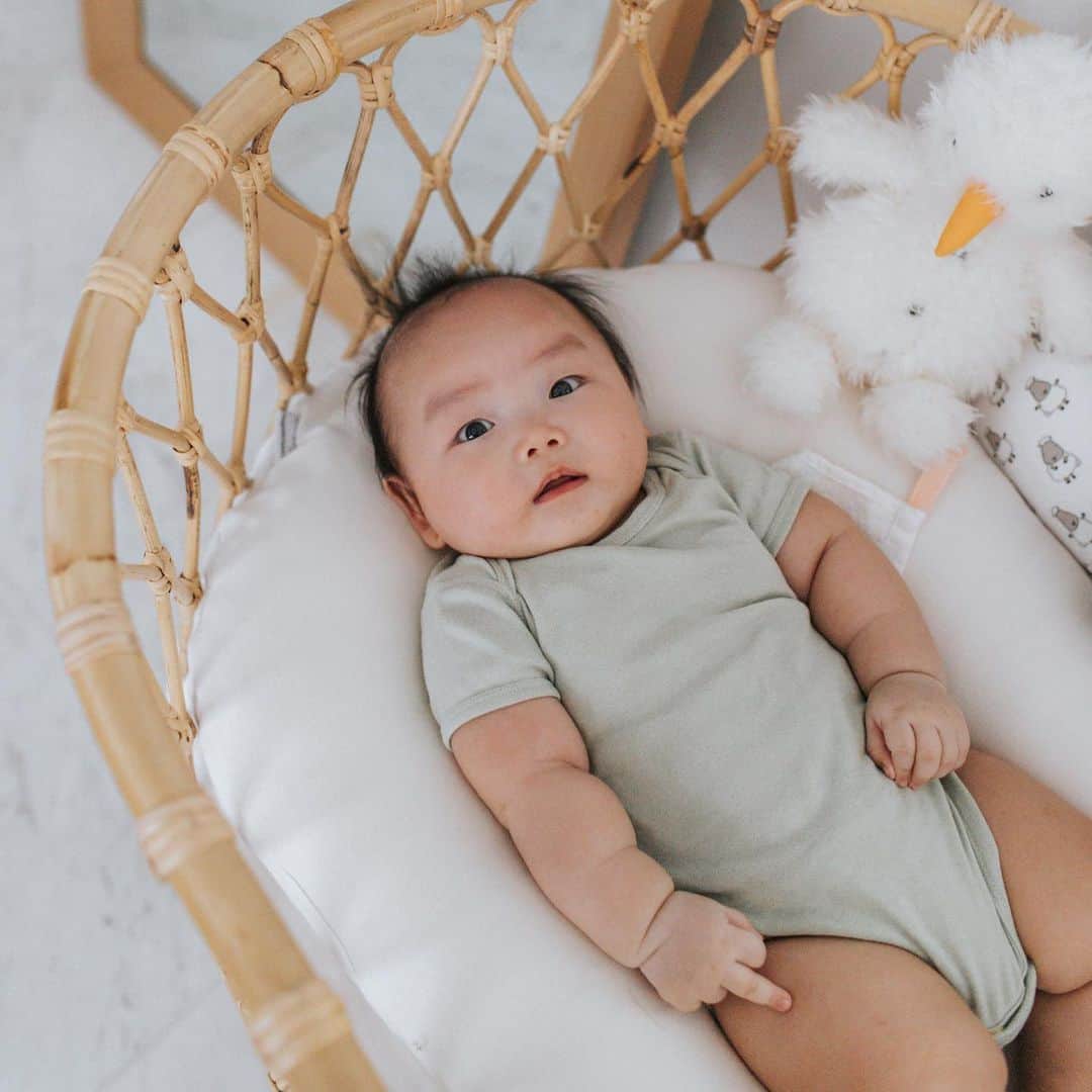 MOMOツインズのインスタグラム：「Day 3 and baby’s showing signs of CNY fatigue 😆 #IDGAF #tired #thatfinger  Rattan crib @momiji_kids  Organic lounger @shoplittlesuite」