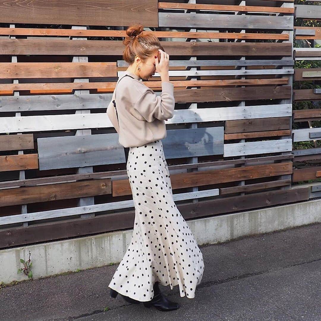 titivateさんのインスタグラム写真 - (titivateInstagram)「. . 【 style share 】 プチハイネックニット 品番:AVXP2534 ¥2,990+tax . リネン混ドット柄フレアロングスカート 品番:AVXN0417 ¥3,990+tax . @cana0501 様、素敵なコーディネートありがとうございます✨ 上品な広がりのフレアシルエットで女性らしい印象をプラス👏🏻 落ち着きのあるカラー配色なのでドット柄でも大人っぽくおしゃれを演出します🎶 . STYLE SHARE 募集中！ titivateのアイテムを取り入れてコーデを投稿しよう！ ハッシュタグは『#titivatestyle』 . 素敵な着こなしで、もしかしたらtitivateのアカウントで紹介されちゃうかも⁈ 「リアル」で「身近」なオシャレコーデを楽しみにしています♪ . #titivate #ティティベイト #ファッション #ニット #ドットスカート #フレアロングスカート . . #Repost @cana0501 ・・・ ・﻿ 今日の♥︎﻿ こんな落ち着いたカラーの大人ドットスカート探してた！！﻿ しかもこういうマーメードっぽい裾フレアなスカートって1番細見えするよね◎﻿ リネン混なので春夏も大活躍しそう♪﻿ ﻿ ﻿ 【#プチハイネックニット】﻿ ライトベージュ  Free size﻿ 【#リネン混ドット柄フレアロングスカート】﻿ ドットナチュラル  M size﻿ 上下 @titivatejp 🍂﻿ ﻿ ・﻿ ・﻿ ・﻿ ・﻿ ・﻿ ・﻿ #coordinate#code#fashion#titivate#titivatestyle#ティティベイト#ファッション#コーディネート#コーデ#今日のコーデ#今日のコーディネート#ニット#ニットコーデ#スカートコーデ#ドット#スカート#フレアスカート#ベージュコーデ#プチプラコーデ﻿」1月27日 18時17分 - titivatejp