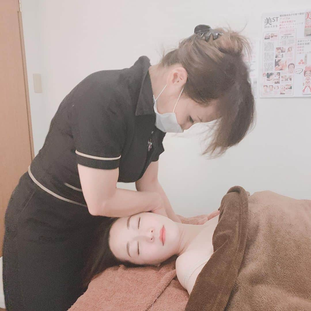 舞香さんのインスタグラム写真 - (舞香Instagram)「昨日はMAIKALANDのりえちゃんと一緒に﻿ 小顔骨格矯正アゴラの薬院店に行ってきました🤗﻿ ﻿ アゴラ初体験のりえちゃん✨﻿ ﻿ もともと小顔美人さんですが、ふーちゃん（吉岡先生）に施術をしてもらい、顔がさらにキュッとして目鼻立ちもクッキリしていました😆﻿ ﻿ りえちゃんも１回での変化にビックリしていました❣️﻿ ﻿ アゴラの凄さの感動が共有できて、りえちゃんにも喜んでもらえて嬉しかったです❤️﻿ ﻿ ふーちゃん、アゴラ薬院店のみなさん、お世話になりました✨✨﻿ ﻿ #小顔骨格矯正﻿ #小顔エステ ﻿ #小顔矯正 ﻿ #アゴラ ﻿ #薬院 ﻿ #福岡 ﻿ #小顔効果 ﻿ ﻿ ﻿」1月27日 18時19分 - maika.mahou