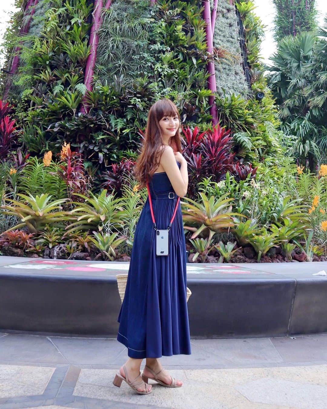 加藤瑠美さんのインスタグラム写真 - (加藤瑠美Instagram)「旅行中に大活躍したストラップ【YOSEMITE】 セレクトショップでは完売してしまっていて、出発前にAmazonで急いでgetしました💕 2ヶ月で1万本も売れてるんだって🥺 登山用のロープを使っているから耐久性もばっちり👌 ホテル近くならこれだけさっと掛けて外出できるし、両手があくのでとっても楽ちんでした💗  @gomabooks_jp  #Amazon#iphone#iphonecase#case#instagood#shingapore#PR#ヨセミテモバイルストラップ#スマホケース#ストラップ#渋谷#斜め掛け#おしゃれ#カメラ#スポーツジム#育児#ファッション雑貨#通販#アイフォンケース#ケースアイフォンx#ヨセミテストラップ」1月27日 18時28分 - katorubi