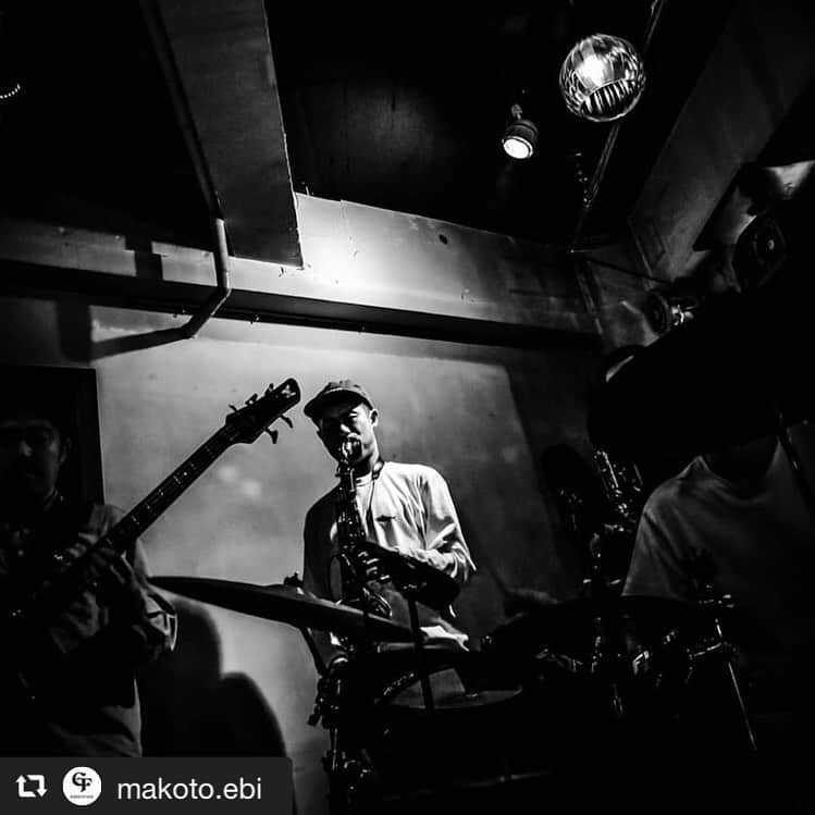 のインスタグラム：「週末のカラビンカでのstimのライブをカメラマンの友人 @makoto.ebi が撮ってくれました。どれも良い写真ばかりなのでエビさんの投稿を是非チェックして下さいね！！ #repost @makoto.ebi  その4  @gosekky  #Photo  @makoto.ebi #衣斐誠 #makotoebi #JAZZYLENS #jazzphotographer #jazzphoto #photography #photographer #worldmusic #スマホ撮影」