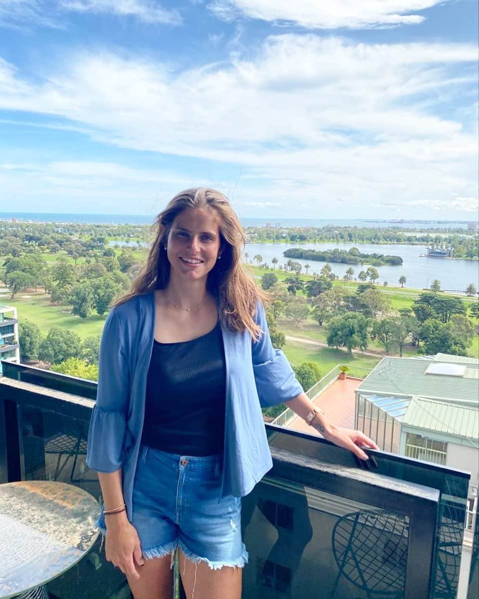 ユリア・ゲルゲスのインスタグラム：「Until next year Melbourne ✌🏼 lots of positive to take from the @australianopen for the rest of the season.  P.s My hotel balcony views were 😍 thank you @artserieshotels for an amazing stay and making me feel at home 🏠  #australianopen #teamjule」