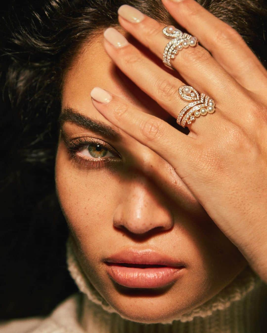 Chaumetさんのインスタグラム写真 - (ChaumetInstagram)「The delicateness of pearls mixed with the brilliance of diamonds... Joséphine Aigrette stackable rings in white and rose gold, as seen on model @shaninamshaik in @harpersbazaararabia’s January 2020 issue. #Chaumet #Joséphine #GraceandCharacter #CelebritiesinChaumet」1月27日 18時23分 - chaumetofficial