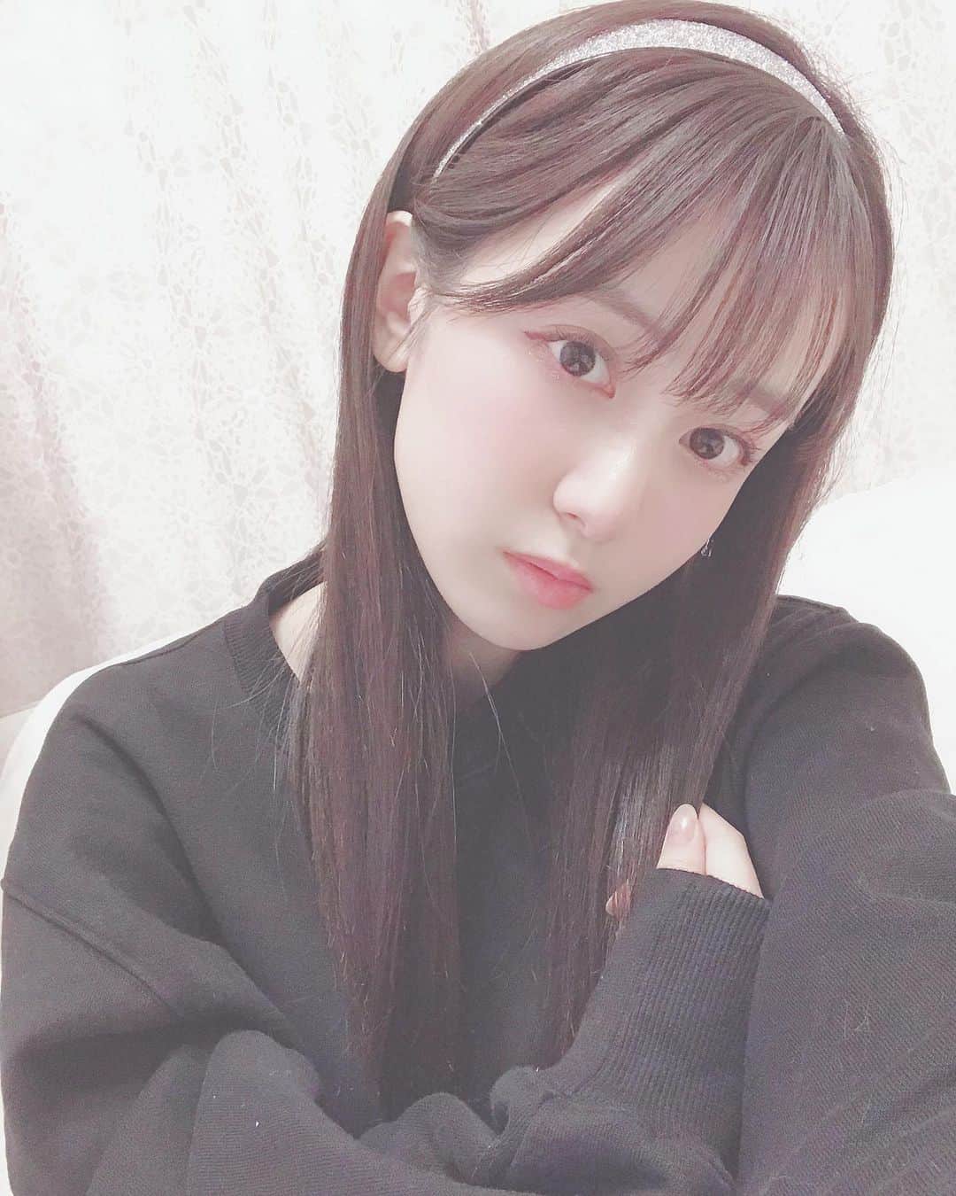 のインスタグラム：「new🦋カチューシャ . . . . #メイク #makeup #ツヤ肌メイク  #韓国コスメ #韓国メイク #中国メイク #チャイボーグ #チャイボーグメイク #zara #ザラ #fashion #ファッション #ヘアアレンジ #ヘア  #paulandjoe #opera #day23 #jillstuart  #赞 #粉我 #照片 #时装  #팔로우환영 #팔로미 #코디 #여친룩 #셀카그램 #메이크업 #뷰티스타그램 #모델」