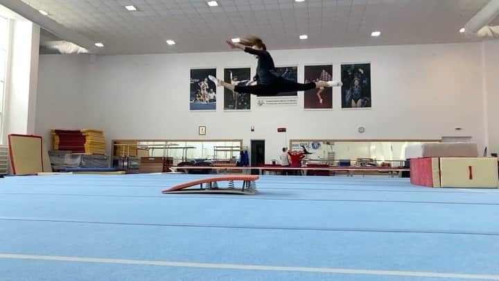 ラリサ・ヨルダケのインスタグラム：「you can take everything ... but this, you will never be able to take ✋#partofme #gimnastics」