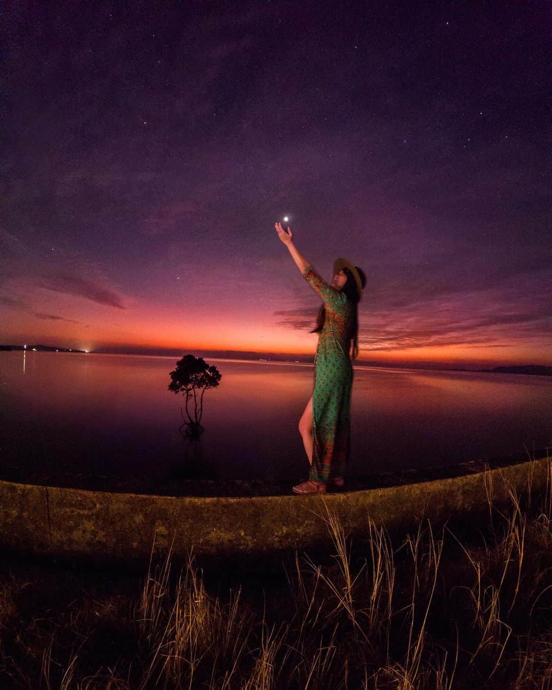 GoProさんのインスタグラム写真 - (GoProInstagram)「夜空から掴み取れそうな #一番星 ✨ オレンジと紫で染まる #石垣島 のマジックアワーを @smile_pii がとらえる。 ・ #GoProHERO8 Black、ナイトフォトモード、シャッター10秒設定。 ・ ・ ・ #GoPro #GoProJP #GoProのある生活 #沖縄 #マジックアワー #八重山諸島 #Okinawa #Ishigaki」1月27日 18時46分 - goprojp