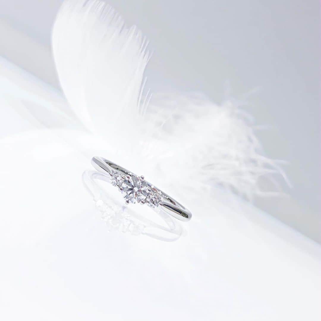 JKプラネット銀座.表参道.福岡|結婚指輪セレクトショップさんのインスタグラム写真 - (JKプラネット銀座.表参道.福岡|結婚指輪セレクトショップInstagram)「💍 @jkplanet.jewelry FOREVER MARK -フォーエバーマーク- エンゲージリング: Forevermark Pegasus(ペガサス) 中心のフォーエバーマーク ダイヤモンドを挟む2つのメレダイヤモンドを大きく広げたペガサスの翼に見立て、秋の夜空を代表するペガサス座を表しています。 . フォーエバーマークは、ダイヤモンドのエキスパートとして約130年もの長い歴史を有するデビアス グループがお届けするダイヤモンドブランドです。フォーエバーマークの条件を満たすダイヤモンドは世界のわずか1%未満です。 . フォーエバーマーク 認定ジュエラー 《JKPlanet銀座本店・横浜元町店・福岡天神店・鹿児島天文館店》 . JKPlanet（@jkplanet.jewelry ）銀座本店・横浜元町店・福岡天神店・【NEW】鹿児島天文館店で取り扱いです。 . #JKPlanet  #JKプラネット #結婚指輪のセレクトショップ #婚約指輪のセレクトショップ  #婚約指輪JKPlanet #エンゲージリング #エンゲージ #リング #婚約指輪 #結婚指輪 #プロポーズリング #フォーエバーマーク #フォーエバーマークダイヤモンド #Forevermark #ダイヤモンド #プレ花嫁 #結婚指輪探し #婚約指輪探し #婚約指輪選び #結婚指輪💍 #銀座結婚指輪 #銀座婚約指輪 #福岡結婚指輪 #福岡婚約指輪 #横浜結婚指輪 #横浜婚約指輪 #プロポーズ #ジュエリーショップ #diamond #engagementring」1月27日 18時40分 - jkplanet.jewelry