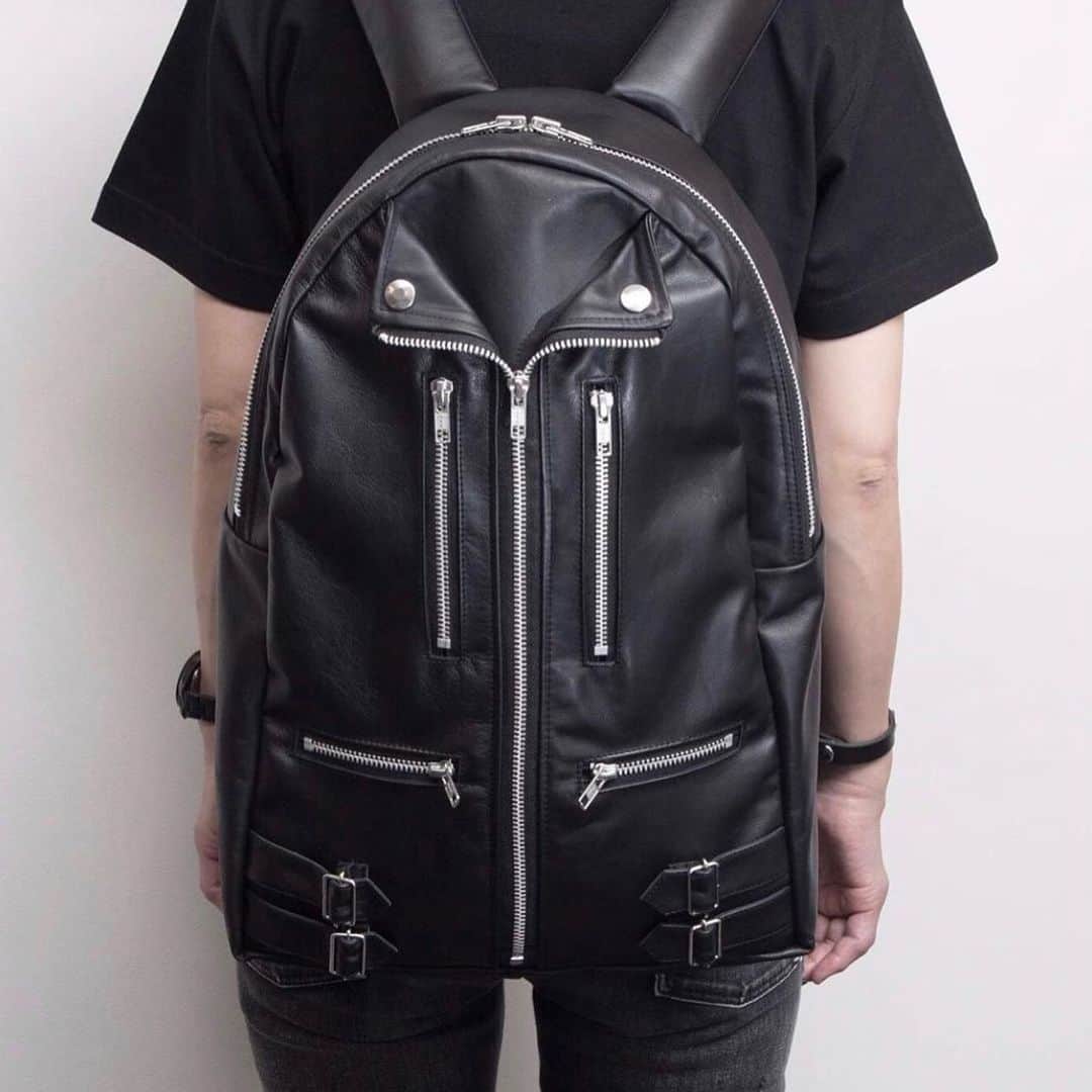 のインスタグラム：「TEARS OF SWAN-ZIP RIDERS RUCKSACKになります!! 札幌PARCO店頭、official webshopでもオーダー可能ですので宜しくお願い致します(^^)🏬🕴☃️ http://tears-of-swan.shop-pro.jp/?pid=119809183 (webshopオーダー分の発送は2月上旬になります)  TEARS OF SWAN×montage PARCO POP UP SHOP TOUR 2020 in SAPPORO  札幌PARCO DAY:2020.1/24(fri)〜1/30(thir) TIME:10:00〜20:00 PLACE: 北海道札幌市中央区南1条西3-3 　B2 POP UP SPACE  TEL: 011-214-2111  @tears_of_swan  #tearsofswan  #ridersjacket #ziprucksack #rucksack #smartphonewalletcase @parco_sapporo_official  #sapporoparco #parco #parcotour #popupshoptour #popupshop #札幌パルコ #パルコ」