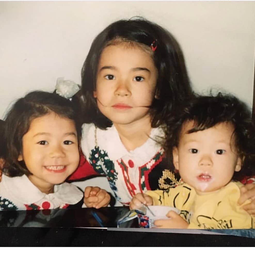 エモン・久瑠美のインスタグラム：「Sisters 👩‍👧‍👧 私ヨーグルトこぼしすぎ」