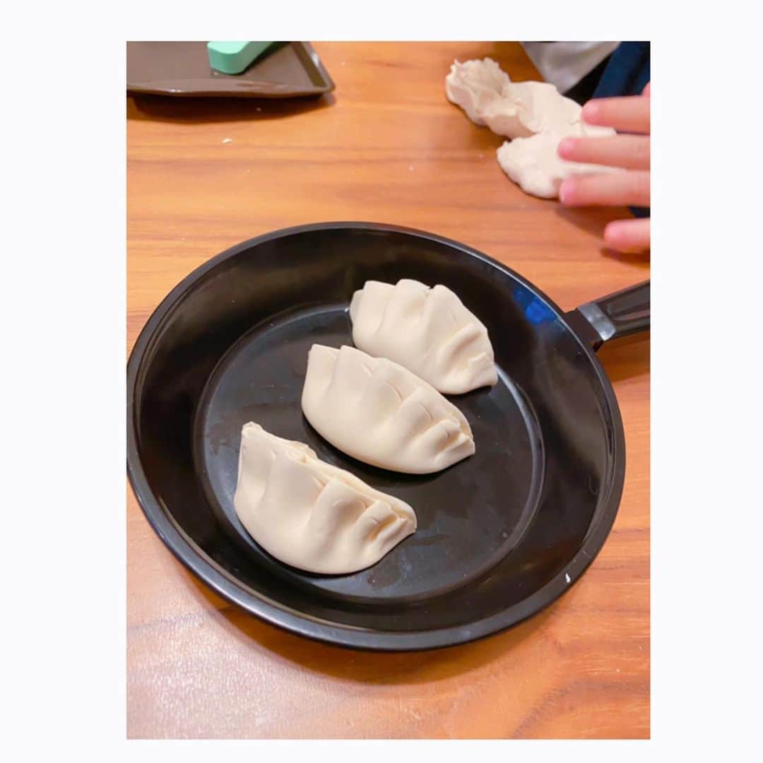 鈴木亜美さんのインスタグラム写真 - (鈴木亜美Instagram)「今日は餃子です🥟 そうです、ねんどです❤️ ねんどの色見たら、なんか餃子だと思ってしまう私…。 僕ちんに焼いてもらいます‼️ #ねんど #お遊び #料理になってしまう #箱根すごい雪ですね #雪を見せてあげたい #雪やこんこん」1月27日 18時44分 - amiamisuzuki
