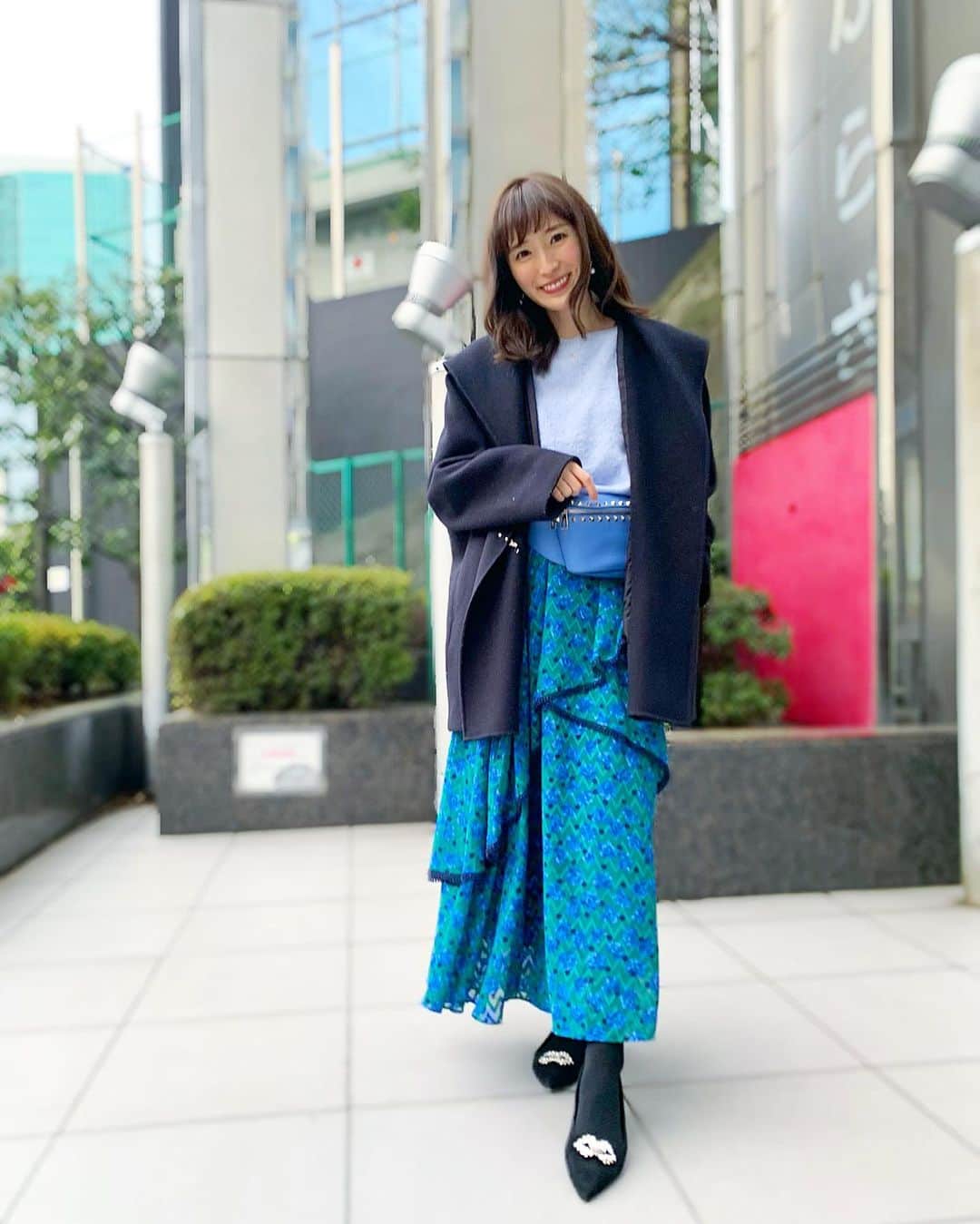 小林真由のインスタグラム：「⋆﻿ ⋆ ﻿ 産後なかなかウエストが戻らず﻿ 遠ざけていた久しぶりの﻿ ウエストポーチ👝笑﻿ ﻿ outer: #gallardagalante ﻿ tops: #unitedarrows﻿ skirt: #thevirgina ﻿ bag: #valentino﻿ shoes: #giuseppezanotti ﻿ ﻿ ﻿ 都内も雪は降るでしょうか☃️﻿ ﻿ 有難いことに体が強い子だけど﻿ 風邪も引かずに﻿ このまま冬を越して欲しいな。﻿ ﻿ 風邪にインフルエンザにウイルスに﻿ 対策だけは頑張って 気をつけましょう🙇‍♂️ ﻿ ﻿ ﻿ #ファッション #コーデ #ママコーデ #ママライフ #コーディネート #1歳 #女の子ベビー #女の子ママ #ガリャルダガランテ #ユナイテッドアローズ #ザヴァージニア #ジュゼッペザノッティ #ヴァレンティノ #coordinate #fashion」