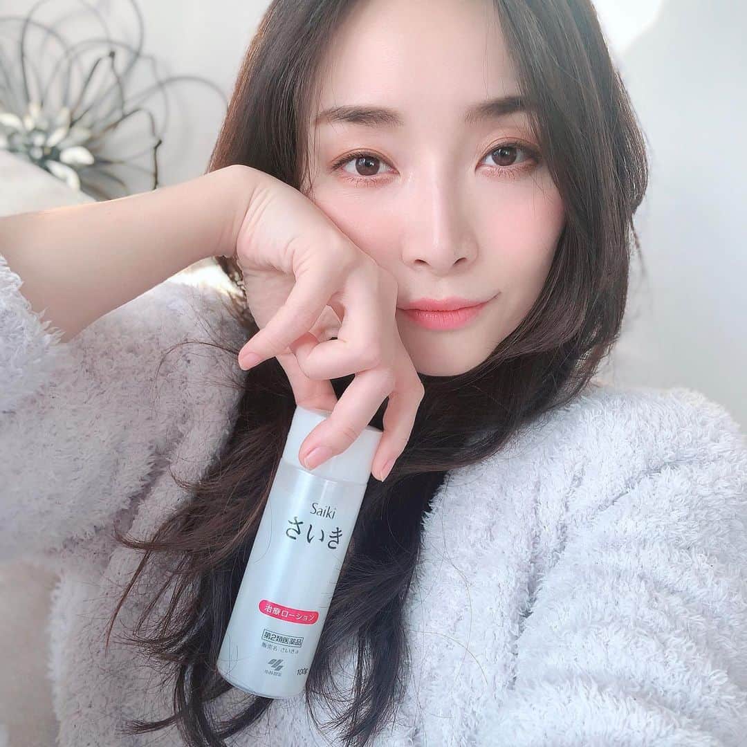佐々木あさひのインスタグラム：「この時期の保湿は心がけてるけど、気を抜くとパキパキ、ピリピリになるほどの乾燥肌😢 いつもはクリームを使いがちだったけど、今年は医薬品のさいきを取り入れてみました。これは治療ローションということでちょっとトロミのある化粧水みたいな感じ。少量でも伸びがいいし、しっとり保湿感があっていい感じ。 枕元に置いて寝る前やかさかさを感じたら塗るようにしてる✨ . 乾皮症、小児の乾燥性皮ふ、手指の荒れ、手足のひび・あかぎれ、ひじ・ひざ・かかと角化症、顔の乾燥などに良いって書いてあったよ👍 . . #PR #さいきa #さいき #さいき治療ローション #ヘパリン類似物質 #乾燥肌対策 #小林製薬」