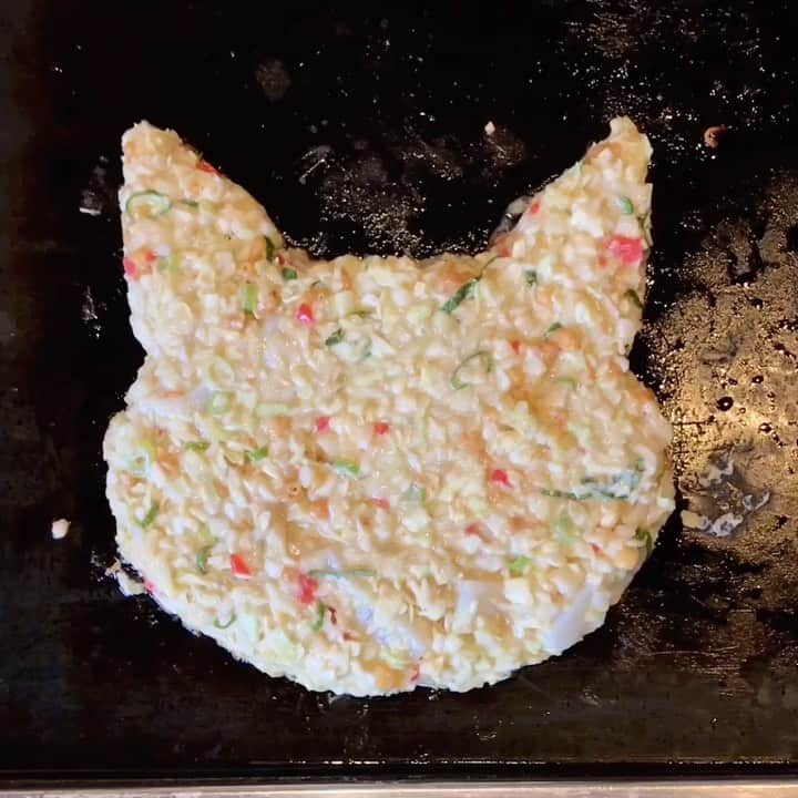 もじゃころのインスタグラム：「今日のお昼ごはん。 チョッチュお好み焼きッペ🥺🥺🥺 最後の2枚は2年前のお好み焼きッペ。上達してる？ペッペ美味しかったよ♡  #安定のいただきます動画  #お好み焼き  #cafe9456  #チョッチュ具志コロペッペ  #キャラフード #キャラごはん」