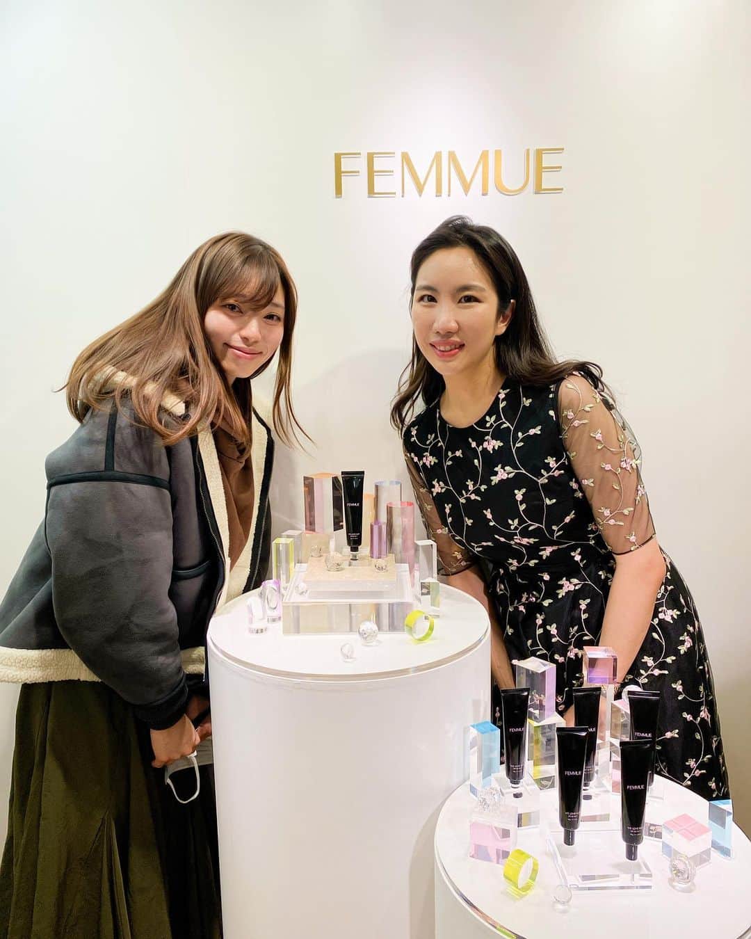 元美容部員 和田さん。さんのインスタグラム写真 - (元美容部員 和田さん。Instagram)「FEMMUE新作発表会へ❤️﻿ @femmue_japan  最近は少し余裕もできたので、﻿ 色んな発表会に行かせて﻿頂いてます。。💄✨﻿ ﻿どれもこれも今の周りの方々のおかげ様です。  今日は、FEMMUEのCEO,﻿Kellyにもお会い出来て﻿ 一番のお気に入りと使い方も﻿ 聞けてとっても光栄でした😘💓﻿ @so_kelly_chung_ ﻿ クレンジングバームを、﻿ クレンジングとして使ったあと﻿ 更にマッサージバームとして﻿ 温めながら使ってあげると﻿ 毛穴の汚れもスッキリして、﻿ 血色感も自然に湧き出てくるみたい💓﻿ ﻿ 素敵な時間ありがとうございます🙇‍♀️✨✨」1月27日 18時51分 - wada.akane