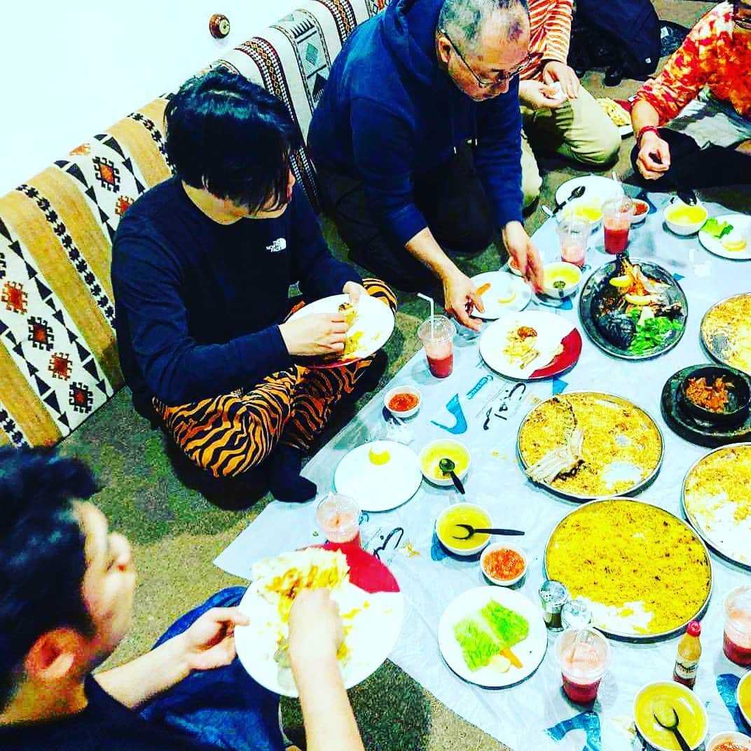 渋谷慶一郎のインスタグラム：「手掴みで肉を食べるイエメン料理。野生が目覚めて味も変わる。ドバイで一番好きなレストラン。Last night, I went with my concert staff to a Yemen restaurant that grabs meat and eats it.  The taste changes when you eat it by hand. You can see your wild sensations awaken. This is my favorite restaurant in Dubai.」