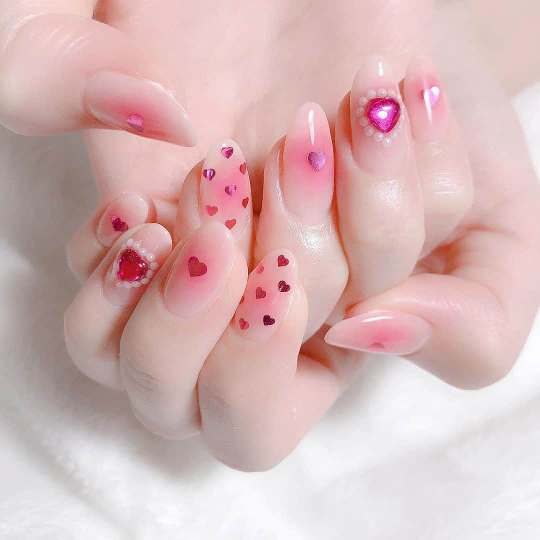 なかやまちえこのインスタグラム：「やっぱり絶対可愛いピンクのチークネイル♡ PREGEL レディクールピンク PREGELミューズ クリアピンク #nail #nails #nailart #ネイル #美甲 #ネイルアート  #clou #nagel #ongle #ongles #unghia #japanesenailart #manucure #네일 #젤네일 #네일아트 #네일리스트 #japanesenails #manicurist #gelnails #أظافر #チークネイル #ハートネイル #かわいいネイル #kawaii #heartnails #saki ちゃん」