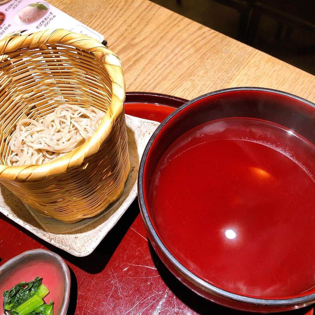 永島知洋さんのインスタグラム写真 - (永島知洋Instagram)「この形の蕎麦は初めて食べました。 ざるから温かい出汁へ蕎麦を入れるという！ 風味が増すのか！？ とにかく うまかったな。 セントレア空港の時はぜひ一度。 あっ天空斬りはダメですよ。 #永島知洋 #そば #セントレア空港 #湯切り #初体験」1月27日 18時53分 - tomohiro.nagashima