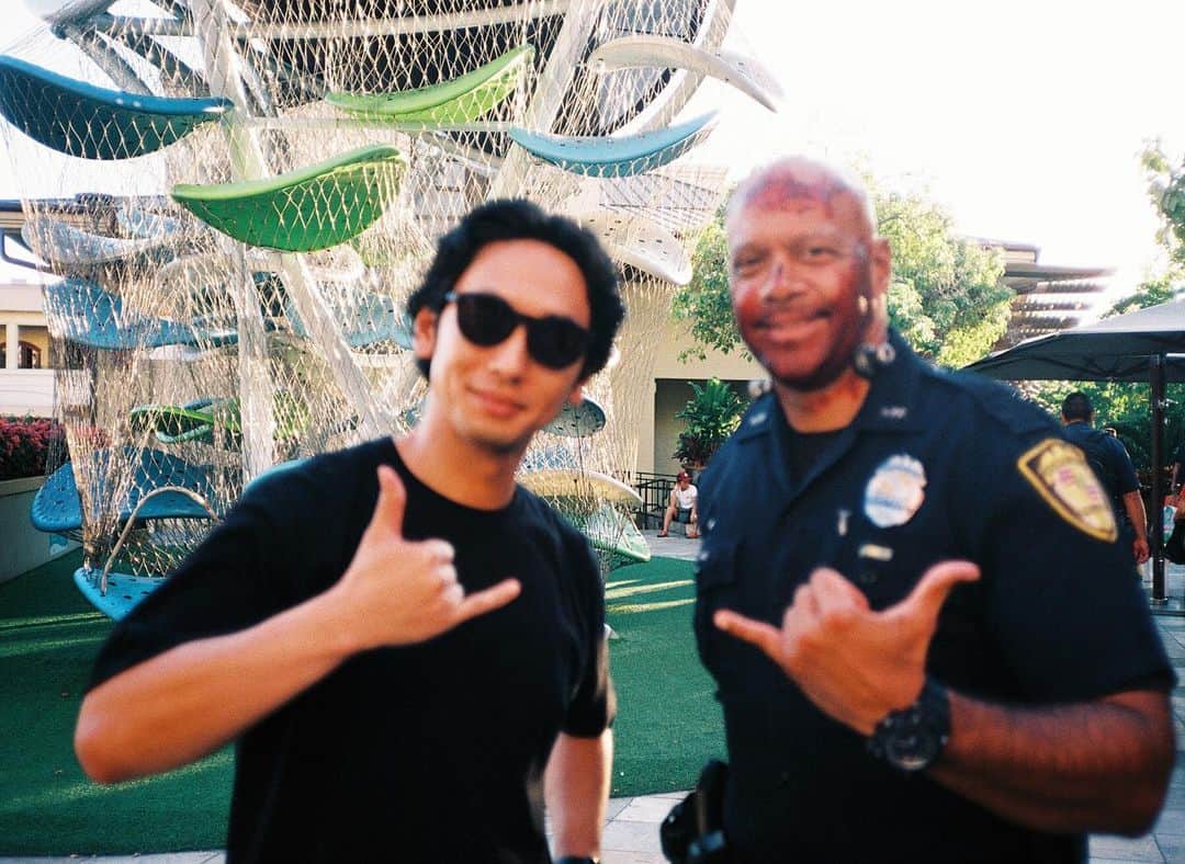 大川竜弥のインスタグラム：「ピント合ってないけどお気に入りの1枚。アラモアナセンターにいた警察官（警備員？）のお兄さんと2ショット。ハロウィン当日なので、顔面流血のメイクをしていました。﻿ ﻿ #hawaii #honolulu #alamoana #alamoanacenter #analog #analogfilm #film #filmphotography #portrait」