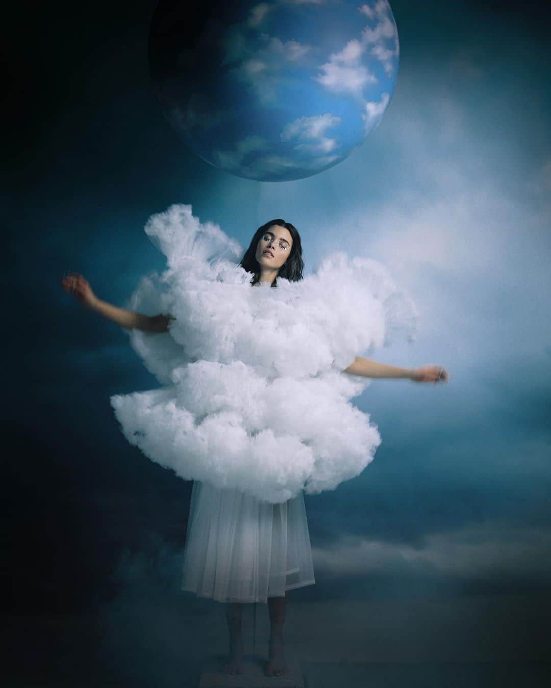 ポーリーヌ・オアロのインスタグラム：「Stylist France caught me on my cloud 🌩 @julielevoyer 📸@thibault_theodore_babin styling @annabellejouot Hair @taan_doan, Make-up @lisamchlik, Nails @cameleongles.  Casting by @marielevypro」
