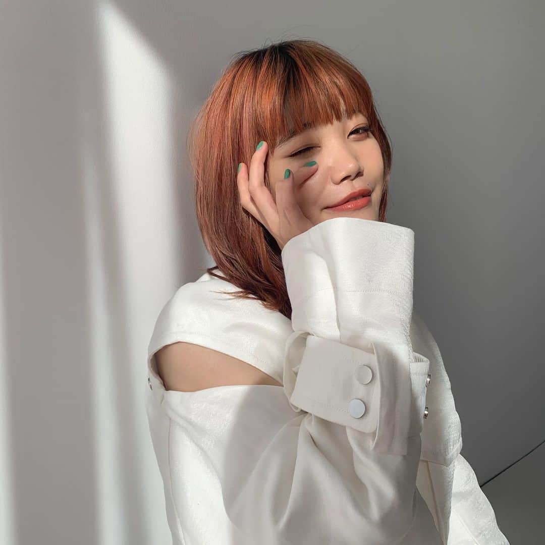 高橋有紀のインスタグラム：「CanCam3月号エモ肌ページでチッチのヘアメイク担当させてもらってます❤︎チッチのこのきれーいなお肌について載っているので是非みてください！ オフショットも全部かわいい尊い！！どっから撮ってもかわいいよ、、横顔も笑ってるのも、、なんだこのかわいい口角、、、 #osakana_yuki  #BiSH #セントチヒロチッチ」