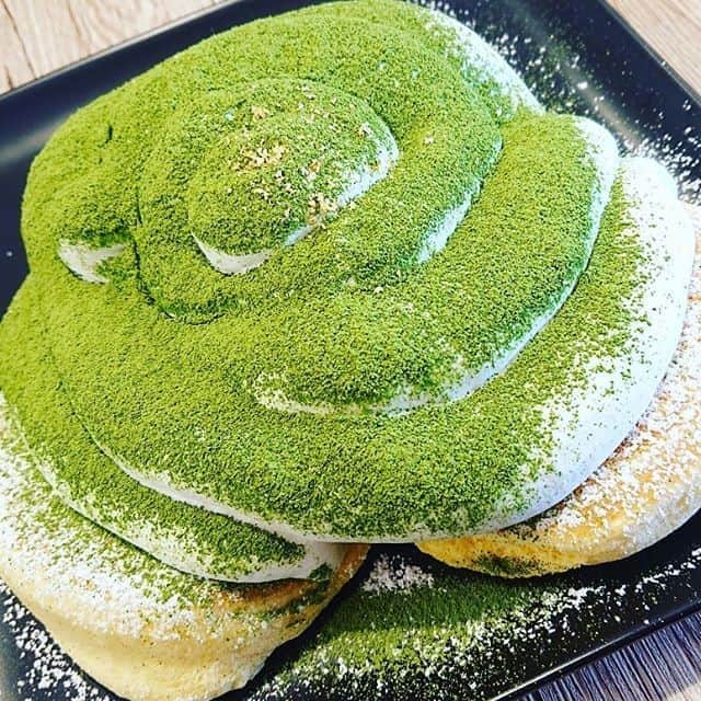 のインスタグラム：「.⠀ 【#uwasa_愛知】⠀ "抹茶"の生産量が日本一の愛知県・西尾市にある『cafe LUKE』をご紹介😍✨⠀ こちらのお店では、西尾市出身のオーナーさんが作る「西尾の抹茶」を使用したスイーツや香り高いドリンクなどを楽しむことができます🍵🎶⠀ お写真は、2020年の新メニュー「ルークのパンケーキ西尾の抹茶ティラミス」です💗🌟⠀ ふわっふわっでボリューミーな味わいを堪能してはいかがですか❓😋⠀ ＊⠀ 🌈cafe LUKE カフェルーク👉(@cafe_luke)⠀ ＊⠀ ↓素敵なアカウントはこちら⠀ [photo by:@e._.miya]⠀ ＊⠀ <<✏️=========================>>⠀ グルメに関する素敵なお写真を⠀ 厳選してご紹介しています📷🌈⠀ 【 @uwasa_gourmet 】 or 【 #uwasa 】⠀ をタグ付けであなたの投稿が⠀ Instagramや記事で紹介されちゃうかも👀🎉⠀ 皆さんの素敵なご投稿お待ちしています🌸⠀ <<=========================🔎>>⠀ ＊⠀ #愛知 #愛知カフェ #西尾 #西尾カフェ #カフェ #カフェ部 #カフェ巡り #cafe #お洒落 #かわいい #エスプーマ #パンケーキ #pancake #抹茶 #matcha #ティラミス #tiramisu #スイーツ #sweets #美味しい #yummy #おやつ #おやつタイム #可愛い #デザート #dessert #グルメ #gourmet」