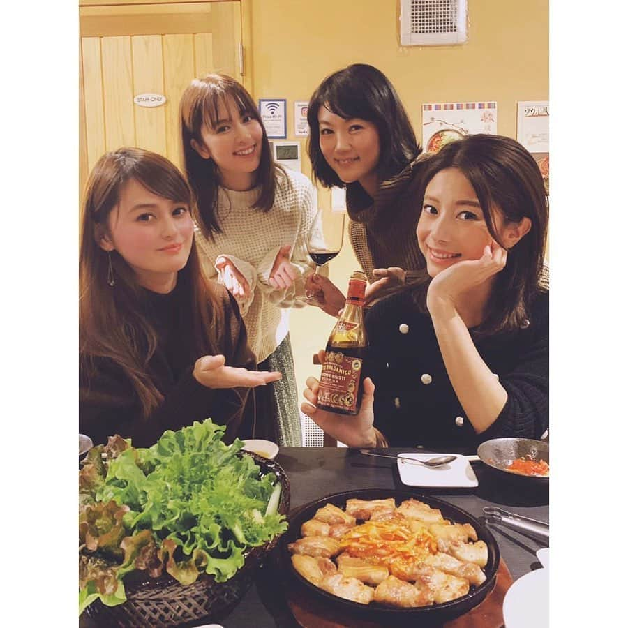 黒澤まさ美さんのインスタグラム写真 - (黒澤まさ美Instagram)「. #サムギョプサル #女子会 🐷🥗🇰🇷 15年ものの#バルサミコ酢 をつけていただくサムギョプサル、とっても美味しかったです✨✨ #新政 の#2020年 #新年酒 のパッケージもかわいい🐭 #目黒 ってあまりお店がないイメージだったのですが、カジュアル過ぎず気張りすぎないちょうど良い雰囲気だったので お店選びのレパートリーに追加させて頂きました...😋🍴 . #dinner #girls  #korean  #koreanfood  #tokyo  #aramasa #韓国グルメ  #目黒グルメ  #韓国料理 #15年」1月27日 19時00分 - masami_kurosawa