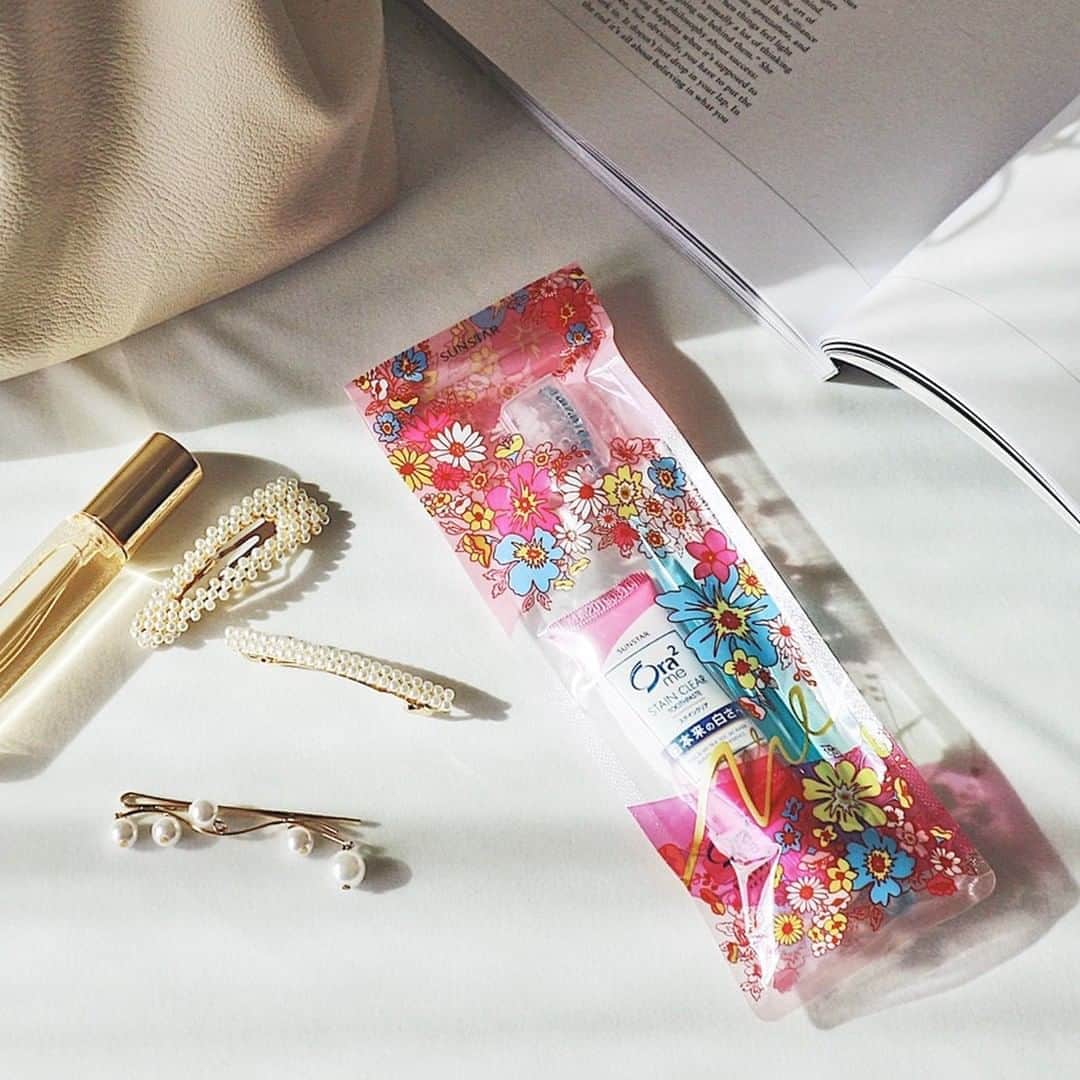 Ora2（オーラツー）のインスタグラム：「ローソン限定デザインのトラベルセットが登場🌼 カラフルなお花のイラストがさむい日も元気をくれそう⛄️💕 旅行などのお出かけはもちろん、オフィスや学校でも活躍してくれるトラベルセットは全国のローソンで発売中です😉 ※一部取り扱いのない店舗もございます。  #Ora2 #Ora2me #オーラツー #オーラツーミー #オーラルビューティーケア #オーラツーミーステインクリアペースト #オーラツーミートラベルセット #ローソン #lawson #ローソン限定 #旅行 #オフィス #学校 #トラベルセット #アクセ #かばんの中身　#バッグの中身 #暮らしを楽しむ #花柄 #限定デザイン #デザインポーチ」