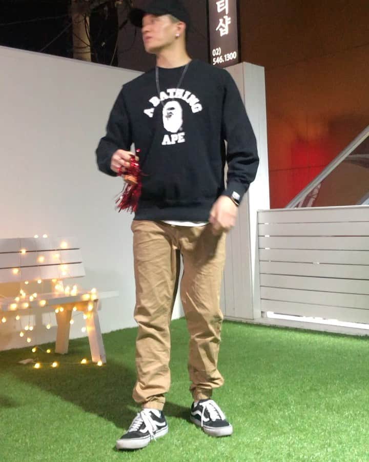 のインスタグラム：「If you can hit it more than 4 times you get a free macaroon and... I obviously failed TT ( @lm__91 ‘s laugh 😂😂😂) @yuha_jg  제기차기 4개 이상이면 마카롱 공짠데 전 보시다시피 실패... ㅠ ( 형 웃음 소리... ㅋㅋㅋㅋㅋㅋ 😂)」