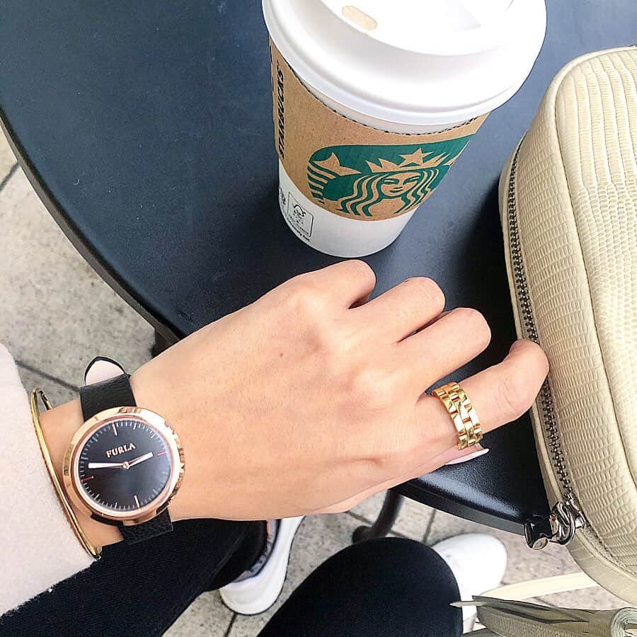 石田美奈子のインスタグラム：「ᴡᴀᴛᴄʜ⌚️ . 今日は寒いですね。 関東にも雪が降るのかな⛄️ . 最近よく付けている時計☺︎ #FURLA のVALENTINA✨ . 大きめだけど大きすぎない文字盤が好み♡ 綺麗めにもカジュアルにも使えるデザインなので、お洋服に合わせやすくて気に入っています(⑅ˊᵕˋ⑅)♪ . ＠the_platinum_select で購入できますよ☺︎☺︎☺︎ . 👗→ #minako_fashion . #ootd #theplatinumselect #furlawatch #furlavalentina #フルラ #フルラ時計」
