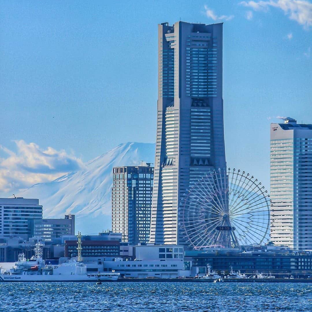 横浜市さんのインスタグラム写真 - (横浜市Instagram)「Two lovely landmarks seen in Yokohama. Photo: @t_okapi045 #myyokohama」1月27日 19時02分 - findyouryokohama_japan