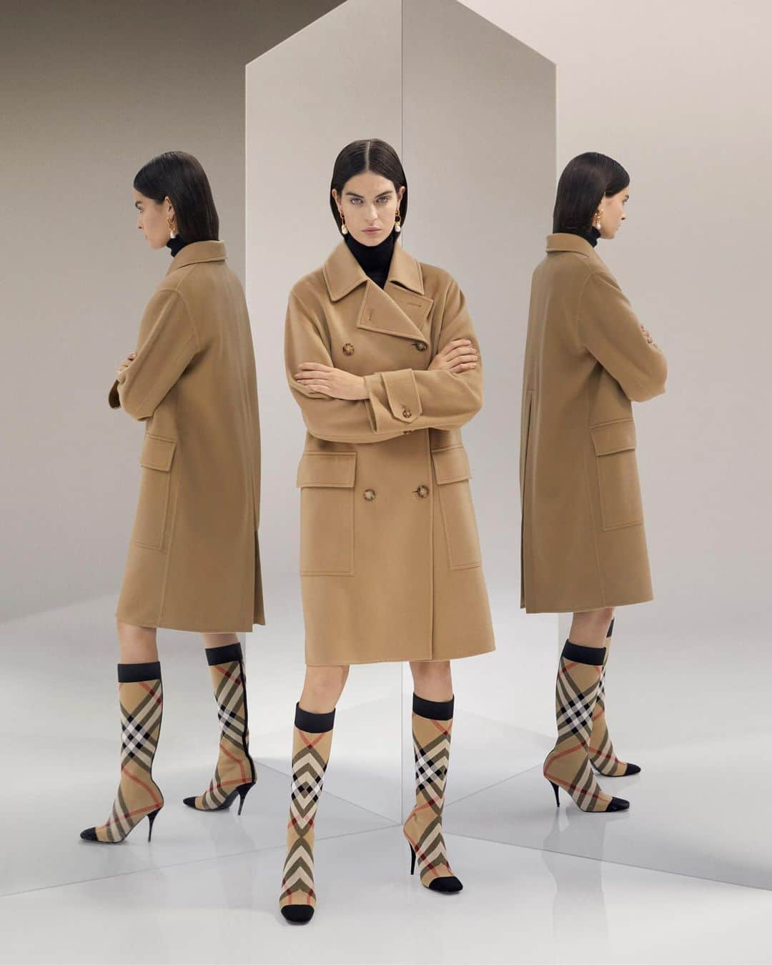 Burberryさんのインスタグラム写真 - (BurberryInstagram)「An exaggerated, oversized silhouette defines our Italian-made cashmere coat, paired with form-fitting knee-high sock boots in signature check .  #BurberryBeige #BurberryGeneration」1月27日 19時02分 - burberry