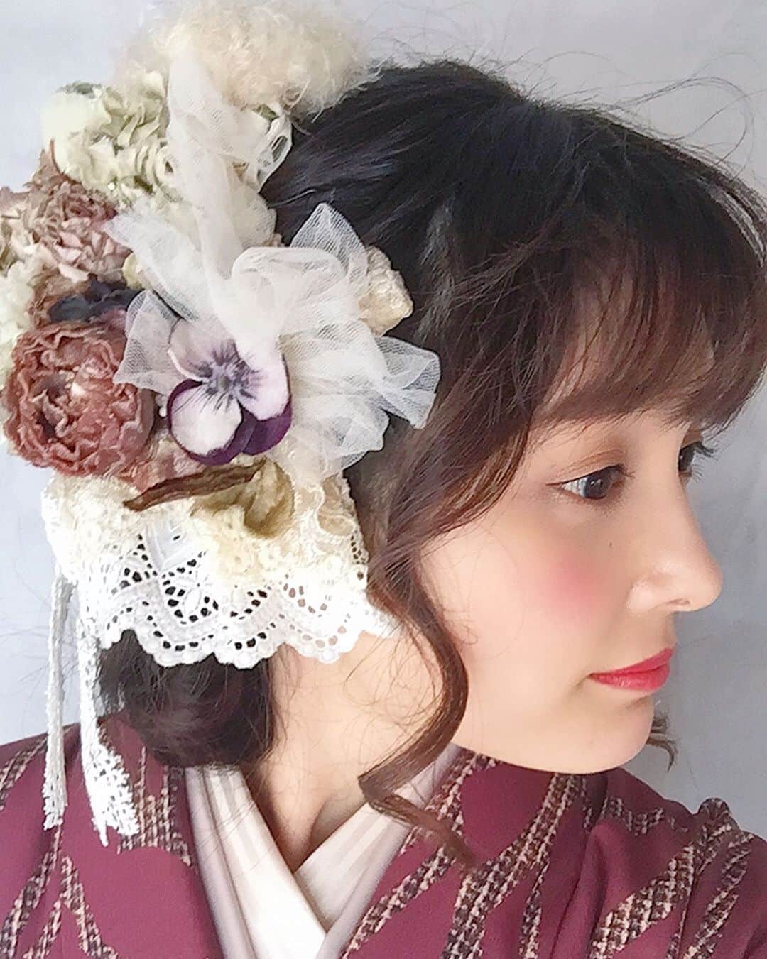 石川琴允さんのインスタグラム写真 - (石川琴允Instagram)「:袴撮影にて :ヘアメイクさんのsenseで :大きなhead dressを❁❀✿✾ : : 今までweddingでもここまで 大きなheaddressは無かったから 凄く新鮮で素敵でした💛︎💕︎ : : ほぼ後頭部が隠れるのでかなりの 小頭、小顔効果も望まれます😳🥺💭 : : お値段きいて驚いたのですが、 これならweddingでも付けられるし そもそも和装の髪飾りはシンプルなお花でも 高価な物が多いですよねっ🧚‍♀️🤔 : (私の振袖の時もこれよりもかなりシンプルだけどで一輪の大きめのお花をこれくらいの金額で買った気がする〜これが横にあったら同じくらいだったら、、、こっちにしたかった🥺🤫w) : こちらのクライアント様の 袴、振袖は全てデザインからOriginalで されていて、着たことのない 物ばかりでした🧚‍♀️🥰😽 : : ちゃんと全身のデータが 完成したらお伝えしたいほどです🙏🏻 : : 振袖、袴、、浴衣、dressはなるべく 被りたくないとい思ってしまうのは 私だけでしょうか🙄🤯 : : そんなこんなで 今日も雨風の強い中お疲れ様でした🌟 素敵な夜を🌙☁️ : #名古屋 #振袖 #袴 #Studio #ヘッドドレス #headdress #袴ヘア  #袴ヘアアレンジ  #着物 #和装 #japan #japanesegirl」1月27日 19時12分 - kotopon09