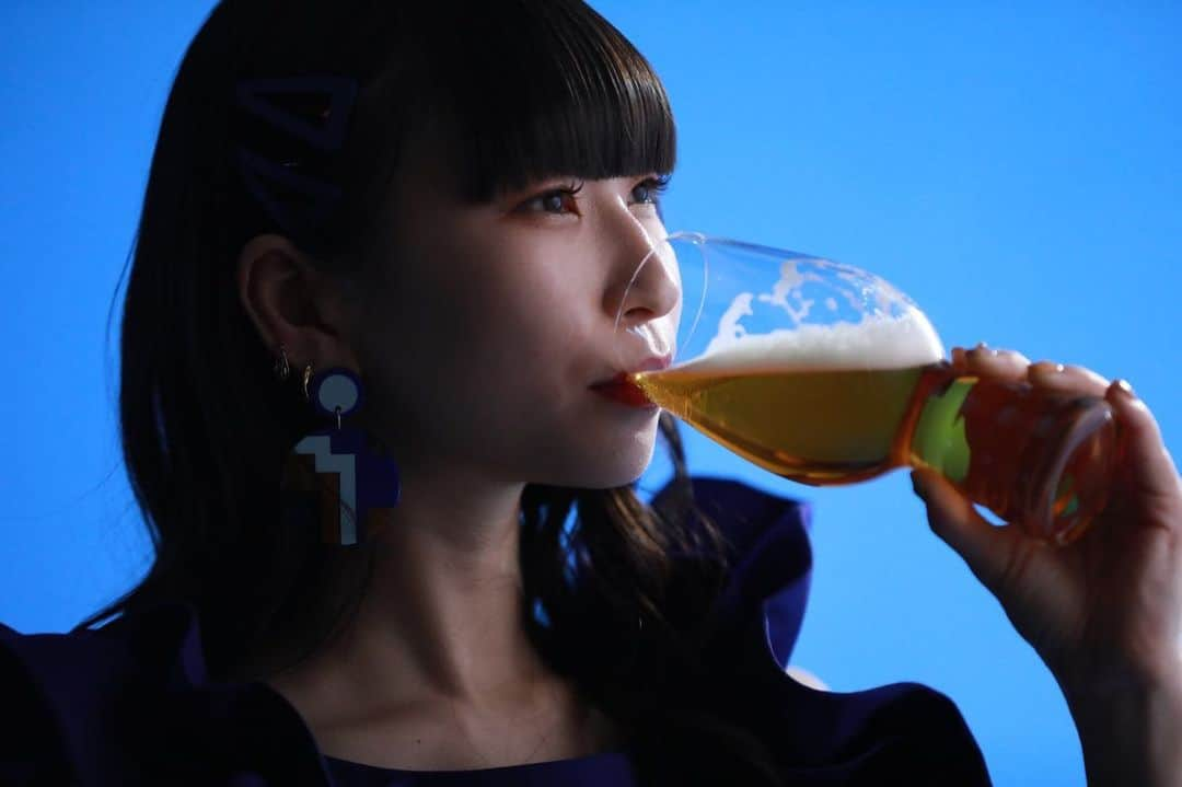 ピンキー！☆藤咲彩音さんのインスタグラム写真 - (ピンキー！☆藤咲彩音Instagram)「なんと！ クラフトビール『インドの青鬼』コラボソングMVに出演します👹🍺 ． 楽曲はワタナベシュウヘイさん！ 曲に合わせて即興ダンスしました💃 ． 良き雰囲気に撮っていただきました！ 2/1(土)公開をお楽しみに🐼💙👹 #インドの青鬼 #ビール #クラフトビール #ワタナベシュウヘイ さん #青鬼沼から抜け出せない」1月27日 19時12分 - pinky_ayane