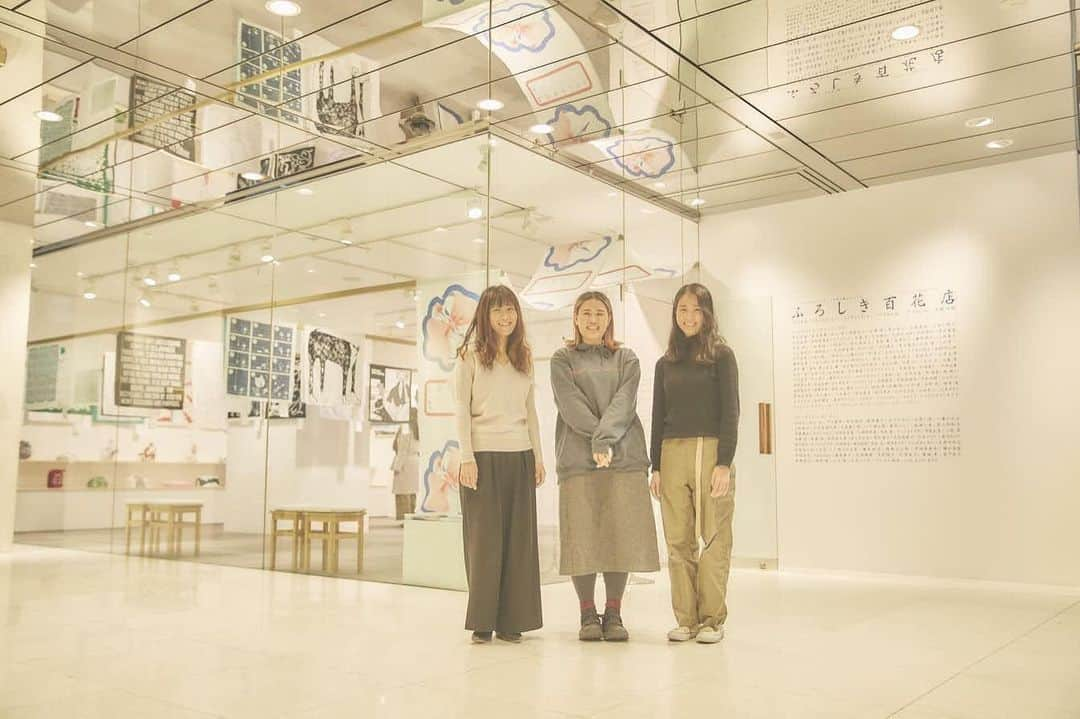 リクルートさんのインスタグラム写真 - (リクルートInstagram)「【「ふろしき」チャリティー展　30年続く、想い】 ﻿ ﻿ 銀座の一角、展覧会場の天井を埋めつくした﻿ 167枚の色鮮やかな「風呂敷」。﻿ 第一線で活躍される方から若手まで﻿ 167人のクリエイターと、﻿ 京都の職人さんたちによる﻿ 手捺染でひとつひとつ染めた﻿ オリジナルデザインの風呂敷です。 ﻿ ﻿ この展覧会の特徴は、﻿ 風呂敷は「鑑賞」だけではなく、﻿ それぞれ「チャリティーとして購入」でき、﻿ 販売収益金は寄付されるところ。 ﻿ ﻿ みなさんボランティアとして﻿ 参加いただいています。 ﻿ ﻿ リクルートグループでは、﻿ 日本のものづくりやデザインを通した﻿ チャリティー展を約30年続けています。 ﻿ ﻿ ﻿ ﻿ リクルートのチャリティー展﻿ 「ふろしき百花店」に作品を届け、﻿ 展覧会のチラシのイラストレーションを担当した﻿ 新進気鋭のイラストレーター、一乗ひかるさん。﻿ 一乗さんに作品づくりへの想いを伺いました。 ﻿ ﻿ 若手クリエイターの支援、﻿ そしてクリエイティブの力で﻿ 社会に貢献する機会を。 ﻿ ﻿ チャリティー展を担当した﻿ リクルートグループの小森と桑間も、﻿ 展覧会への想いをお話させていただきます。 ﻿ ﻿ https://note.com/recruit_group/n/n27bb4e8140d4﻿ ﻿ その他のリクルートの投稿はこちら👉 @recruit___official﻿ ﻿ #RECRUIT﻿ ー﻿ #ふろしき百花店 #風呂敷 #furoshiki #ものづくり #職人 #京都職人 #デザイン #オリジナルデザイン #アート #クリエイター #ボランティア #展覧会 #次世代 #未来 #若手 #セーブザチルドレン #寄付 #チャリティー #チャリティーイベント #チャリティー展 #伝統 #伝統工芸 #伝統文化 #クリエイティブ #デザイナー #作品 #社会貢献 #手捺染 #銀座」1月27日 19時12分 - recruit___official