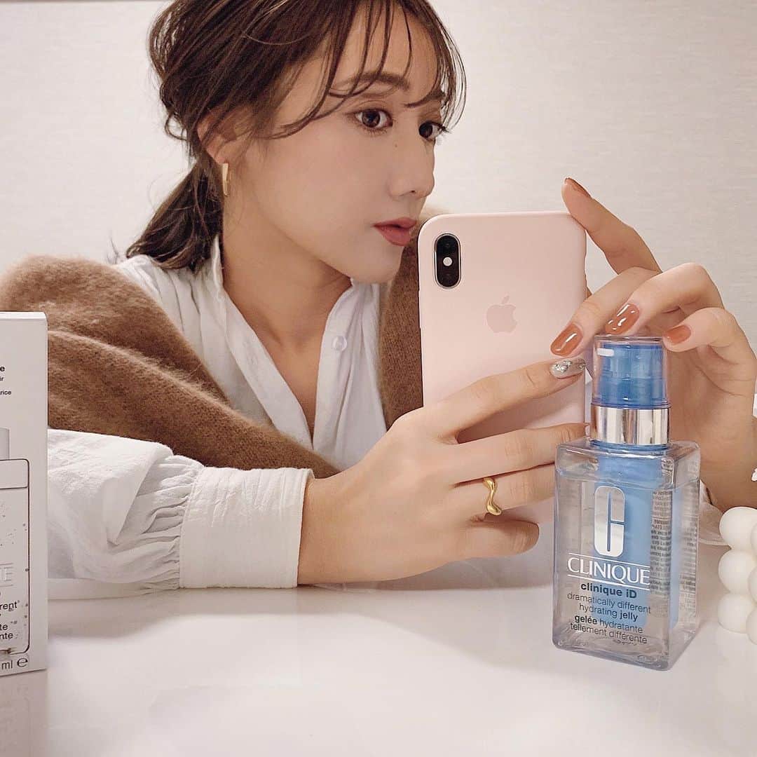 小川陽香のインスタグラム：「使いはじめて1ヶ月くらいたったので クリニーク iD 角質ケアタイプのレポです✌︎ DMでも質問あったのでぜひ参考に～♡ ㅤ __ 使う前はザラつきが気になって部分があったけど、最近ふと、あれ？なんかザラついてない😮✨って気づいて感動している～🥺👍🏻 乾燥も気にならないから私の肌に合ってるのかな💕 ㅤ お肌って季節とか体調によっても変わるし、悩みは人それぞれ違うと思うけど、自分の肌質とか悩みとかに合わせてカスタマイズできるってほんとすごい！引き続き使い続けてみようと思います♡ ㅤ ㅤ @cliniquejp #CLINIQE #PR #FindYourGlow #skincare #cosme #クリニーク #スキンケア #コスメ #クリニークiD #ほめ肌 #私だけのiD」