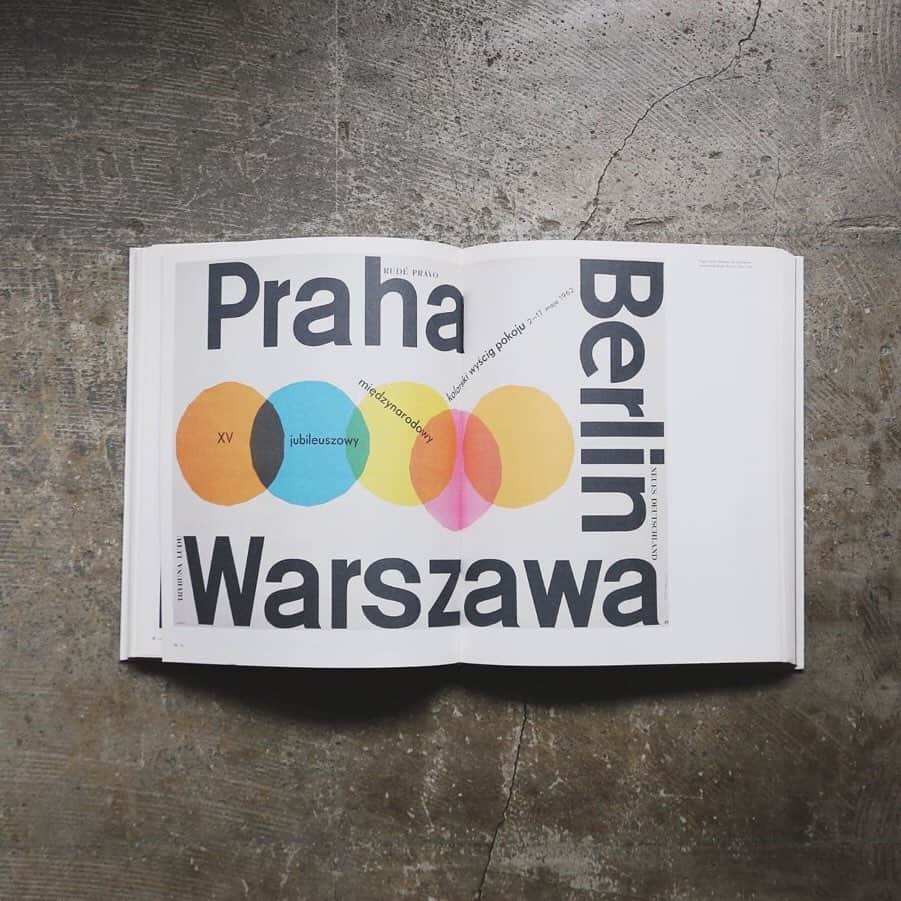 nostos booksさんのインスタグラム写真 - (nostos booksInstagram)「ヨーロッパのデザイン史とともに育まれ、第二次大戦後に独自の発展を遂げたたポーランドのポスターデザイン。大戦に翻弄され、ポーランド独立後は政府による厳しい検閲と戦い、20世紀半ばに活動していたポーランドのデザイナーはまさに受難続きだったといえます。ですが、戦後の荒廃したワルシャワで、市民に寄り添い、悲しみを慰め、勇気と希望を与えたのは街角に貼られたポスターでした。﻿ ﻿ そんな高い芸術レベルを誇るポーランドのグラフィックデザイナーの中で、草分け的存在とされる人物がヘンリク・トマシェフスキです。﻿ ﻿ 本書はトマシェフスキの生誕100周年を記念した展示にあわせて出版されたもの。﻿ ﻿ 明るい色彩とその組み合わせ、デフォルメされた抽象的なモチーフ、知性とユーモア、トマシェフスキのポスターはわたしたちとても多弁に語りかけてきます。﻿ ﻿ シンプルで肩の力が抜けているのに、心に響くデザイン。きっと一生好きでいられるデザインです。お手元にぜひ。（石井）﻿ ﻿ 『Henryk Tomaszewski: Wersja Polska』の詳細は、プロフィールリンクのURLからご覧ください。 >> @nostosbooks」1月27日 19時09分 - nostosbooks