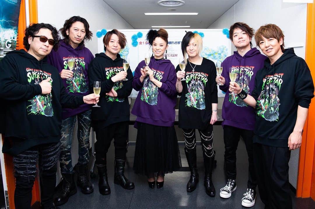 GLAYさんのインスタグラム写真 - (GLAYInstagram)「『GLAY ARENA TOUR 2019-2020 DEMOCRACY 25TH HOTEL GLAY THE SUITE ROOM』無事に全公演終了しました！ライブに足を運んでくださった皆様ありがとうございました。  昨日の横浜アリーナ公演ではAzumiさんをゲストに迎えたライブでした！  #GLAY #HOTELGLAY #HAPPYSWING」1月27日 19時11分 - glay0525_official