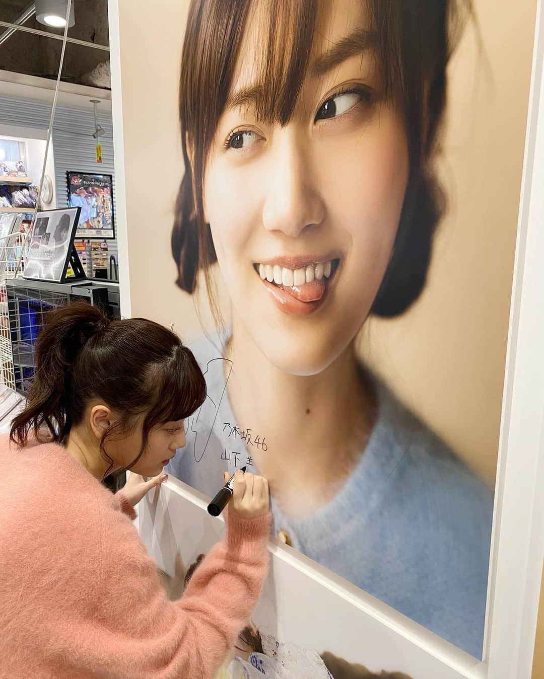 山下美月さんのインスタグラム写真 - (山下美月Instagram)「山下さん、昨日は大阪のお店を巡りサインを書き書き✨ ﻿ TSUTAYA EBISUBASHIのパネル展は笑顔の山下さんがいっぱい❣️ 特大サイズのパネルは圧巻ですよ〜🤗﻿ ぜひ見てくださいね💕﻿ ﻿ 動画はTwitter【mizuki1st_paris】で公開中😊﻿ ﻿ #山下美月1st写真集﻿ #忘れられない人」1月27日 19時15分 - yamashitamizuki1st