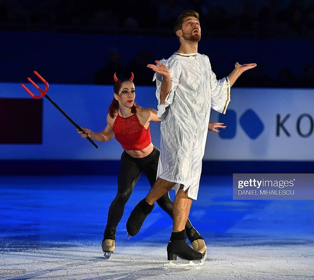 ニコーレ・デラ・モニカのインスタグラム：「Ladies and gentlemen here you are a shot from our new " Angel and Devil" exhibition Number! It was a blast to perform it for the first time here in Graz.  Thank you @luca.lanotte_skater And @kapanna87 for this great idea!!! Now it's time ti fly back home 💙 #dellamonicaguarise #figureskating #graz #eurofigure2020 #exhibition #gala #fun #angelanddevil」