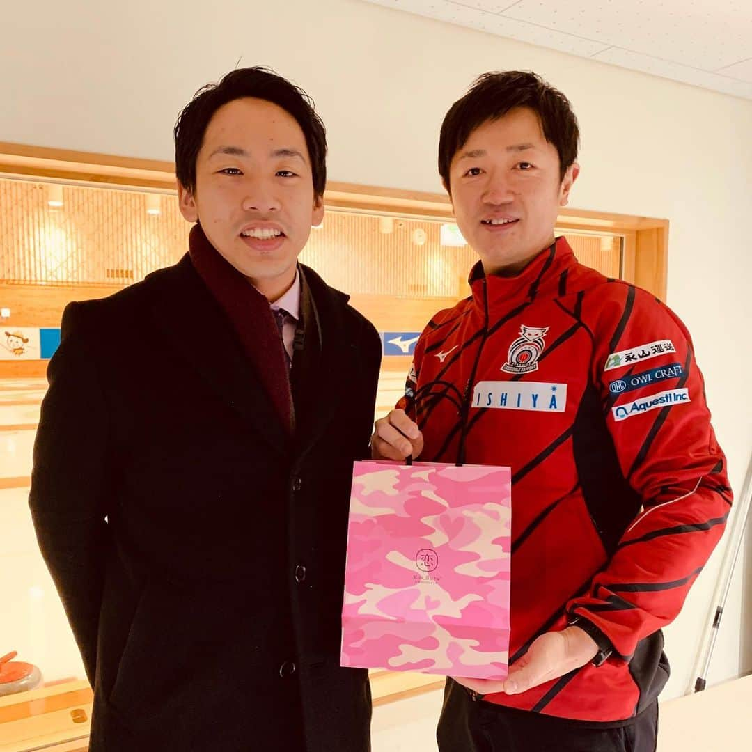 阿部晋也のインスタグラム：「今日はどうぎんカーリングスタジアムで石屋製菓さんの撮影でした🎥🥌 撮影クルーと一緒にやって来たのが、石屋製菓所属のコンサドーレバドミントンチーム大越選手。本日は業務のためラケットは持っていませんでした🏸笑 撮影後にいただいたバレンタイン限定の「恋するチョコレート」と一緒に📸 一つ食べてみましたが、とても美味しいのでオススメです🍫  そして石屋製菓の担当者さんが、僕と同じ高校出身というミラクルも有り、高校時代の話や共通の知人の話などで盛り上がってしまいました✨ 久しぶりに地元の友人達にも会いたくなったので、そのうち連絡します🙋‍♂️笑  #北海道コンサドーレ札幌 #コンサドーレバドミントンチーム #コンサドーレカーリングチーム #石屋製菓 #ishiya #恋するチョコレート」