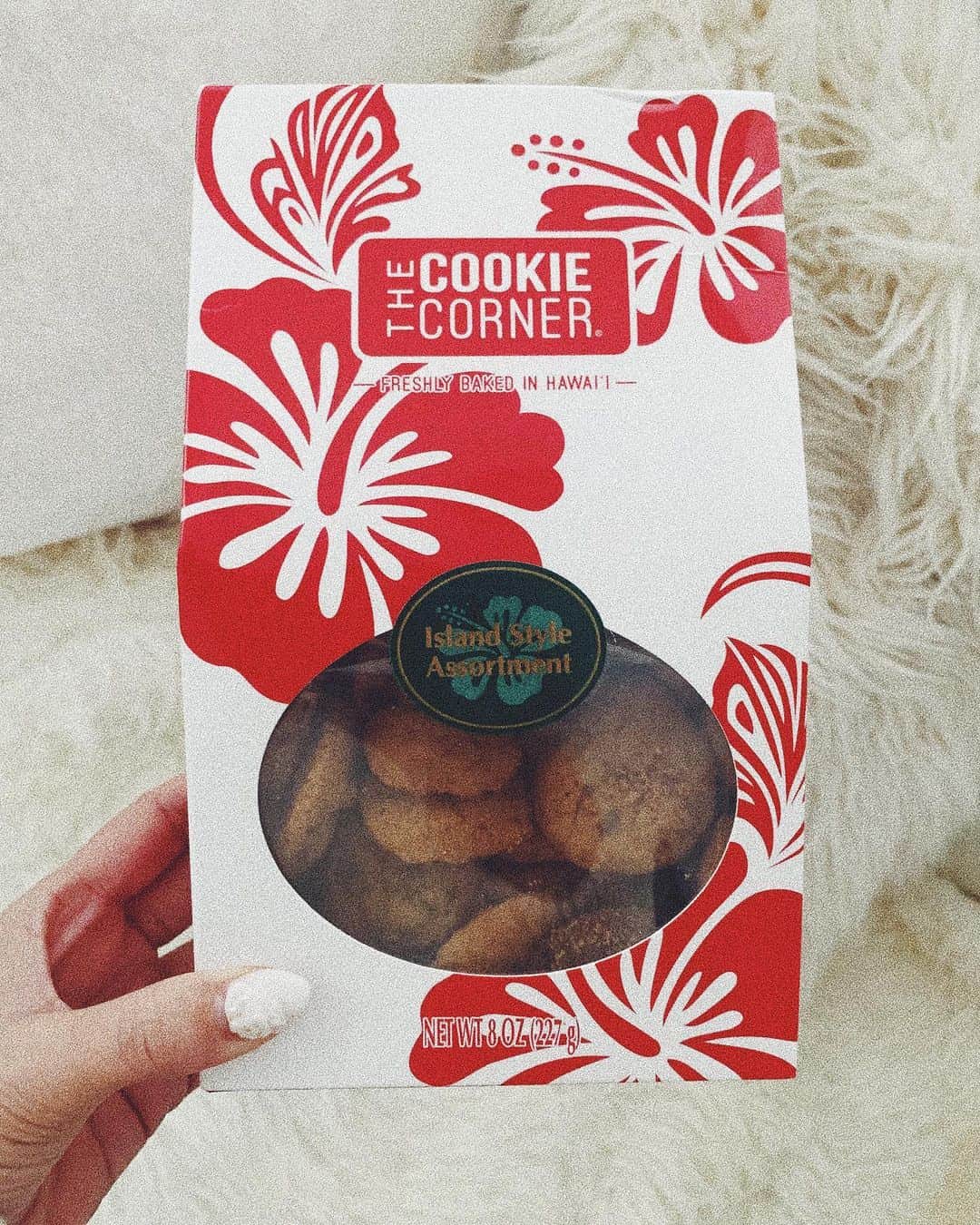水野佑香さんのインスタグラム写真 - (水野佑香Instagram)「@maihomahomi  から大好きなハワイアンクッキー🍪もらった💕﻿ ﻿ ﻿ ハワイのvlogでも紹介したけど﻿ #cookiecorner は本当に美味しい💕﻿ ﻿ そして🌺のパッケージも可愛い😍﻿ ﻿ ﻿ ついつい、あと1枚🍪あと1枚🍪ってなる﻿ #悪魔のクッキー です。﻿ ﻿ ﻿ たぶん旦那さんと取り合いになって﻿ すぐなくなるだろう🤣🤣🤣www﻿ ﻿ ﻿ #hawaii #ハワイの思い出 #ハワイグルメ #ハワイ土産 #ハワイ土産に頂いた #ハワイ土産の定番 #aloha #hawaii #ハワイの思い出 #ハワイグルメ #ハワイ土産 #ハワイ土産に頂いた #ハワイ土産の定番 #aloha #水野祐香 #youtuber #model #director #editor #ワーキングママ #ママ  #アラフォー  #アラフォーモデル #japanesegirl #我爱你  #40歳 #加齢に負けず華麗に生きる ﻿ ﻿」1月27日 19時16分 - mizuno_yuka