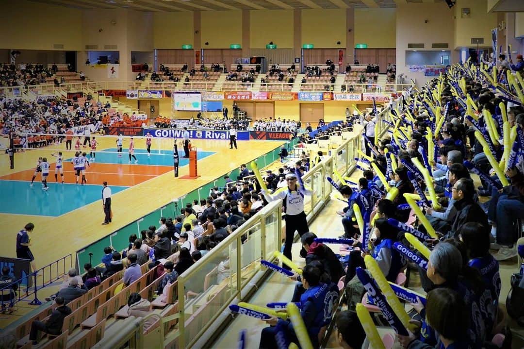 小野寺友香のインスタグラム：「＊ 少し遅くなりましたが、、、 2019/20 V.League Division1 では 沢山の応援ありがとうございました。  この感謝の気持ちを結果で返す。と挑んだリーグ戦でしたが、 昨シーズンと変わらぬ結果で悔しいし申し訳ない。  なぜこの結果なのか、受け止めて考えて悩んで何かを変えて、 次こそはもっと上で戦うために。 あの場所で優勝するために。 勝ち続ける強いチームになるために。 1人では何にも出来ないから、、、 皆で頑張っていこうと思います。 個人としては、もっとプレーでチームに貢献できるように、 もう一度初心に戻って頑張ります。 人生1度きりだ！！！ 私もっと強くなろう～、、、🐰🔥 *  今シーズンまだ天皇杯・黒鷲旗もあるので応援よろしくお願いします🙇🏻‍♀️ #日立リヴァーレ」