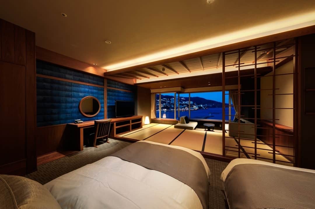 Relux | リラックスさんのインスタグラム写真 - (Relux | リラックスInstagram)「今週は夜景の綺麗なホテルをご紹介します！ . お部屋やレストランなど、絶景のスポットを見つけてみてくださいね。 . 📍熱海後楽園ホテル . #熱海後楽園ホテル#静岡県#shizuoka##ホテル#unknownjapan #japantravel #ig_japan #instatravelgram #instatravelling #japanesehotels #traveljapan #japantravelphoto」1月27日 19時30分 - relux_jp