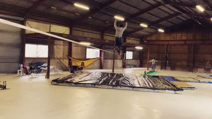 のインスタグラム：「Barrel Slackline Gym (バレルスラックラインジム) 今日のはトリックライン24m,(1インチのナイロン系に張り替えたりも可)あとは対角でレッドチューブ26mでフリースタイルも可能！サブでも18mのジブ系も張れる❗️他にもラック、ロデオ、ヨガ、ハイライントレーニング用、スペースネットなどなど設置予定。マットがまだ足りん。出来たら遊び来てねん。  #slacklife #barrelslacklinegym #slacklineresearch #バレルスラックラインジム #スラックラインリサーチ」