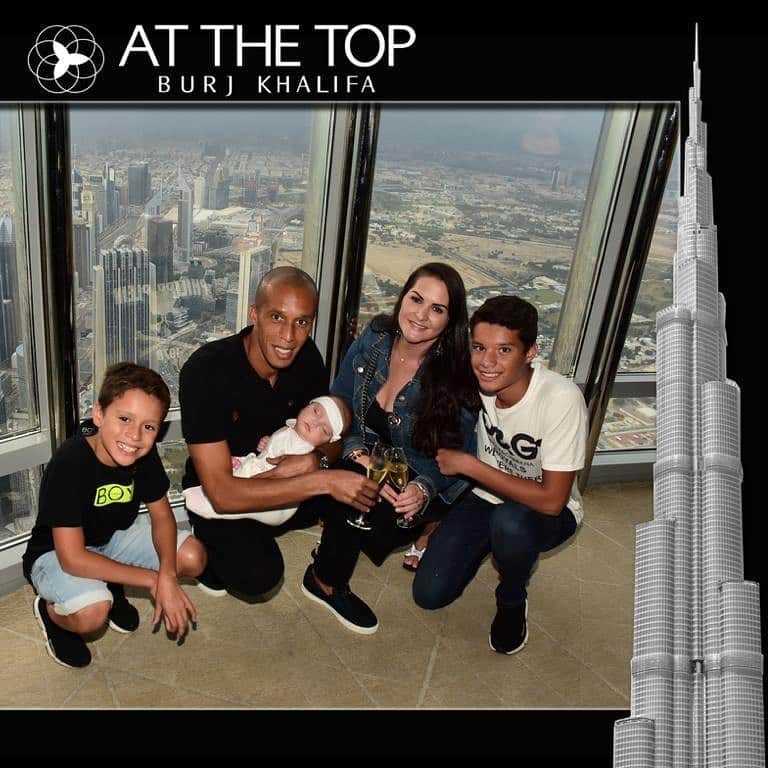 ミランダのインスタグラム：「Turistando em Dubai com a família ❤️Luli ❣️Sara💗」