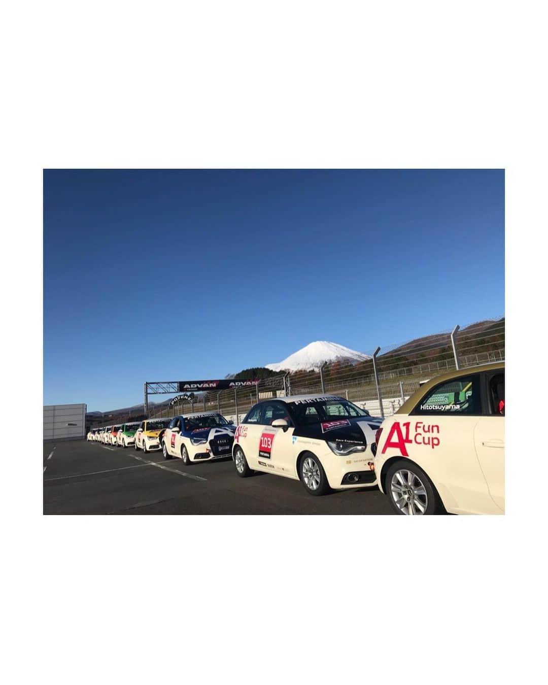大谷芽衣さんのインスタグラム写真 - (大谷芽衣Instagram)「・ ・ ・ #swipeleft  2020 Audi A1 Fun Cupの エントリーが始まったそうです‼︎ 詳しくはHitotsuyama Racingさんの サイトからご覧ください☆ https://hitotsuyamaracing.net/a1-fun-cup/entry/ ストーリーズからリンクとべるように 設定してあるので 「🚘」のところ見てみてねଘ(੭´･∀︎･`)੭ ・ たくさんの参加者さんと 楽しいシーズンになるように祈りを込めて 笑顔の写真でお届けしました☺︎♡ ・ ・ #audi #A1 #hitotsuyamaracing  #hitotsuyama #a1funcup  #撮影会 #撮影会モデル #スタッフ #photoby @jun.jun12xx #thankyou  #followme #instagood #instalike」1月27日 19時39分 - otani_mei