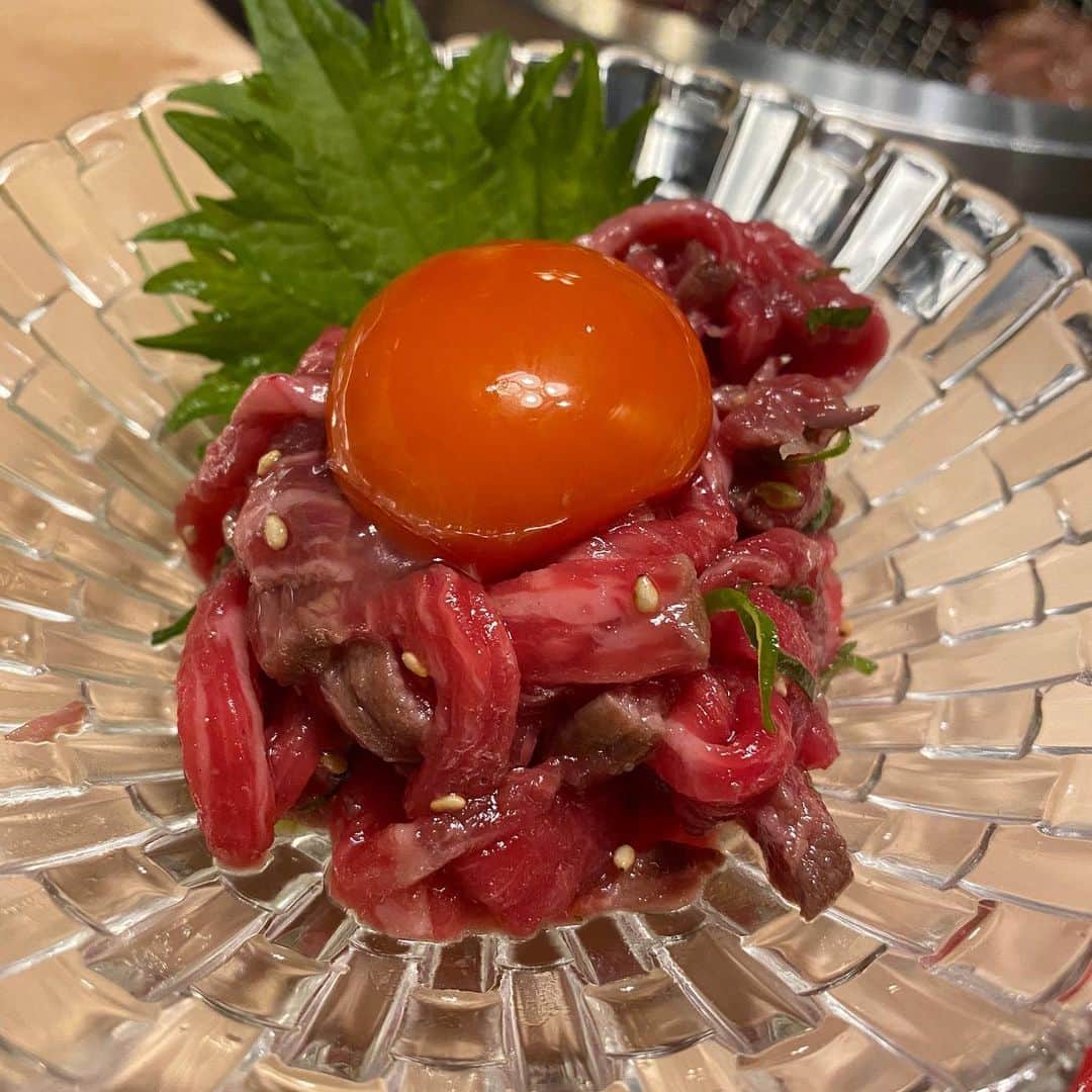朋未のインスタグラム：「保育の先生とインスタかえっこしあったのだけど 私のインスタ食べ物の写真しかなくてちょっと恥ずかしかった日。 (だけど今日も食べ物  寺田町にある有名な焼肉屋さん  お肉屋さんも近くにあるんだけど、お値打ちのお肉に感動して、いつかは行きたいと思ってた場所🥰  美味しかった。写真撮るの忘れるくらい美味しかった。。 #やきにく萬野  #寺田町グルメ #大阪グルメ #大阪焼肉  美味しくてほとんど写真撮るの忘れてた。。。 保育士試験のお祝いしていただきました😭😭 自分のことみたいに喜んでもらえるの本当嬉しいけど、そんなにめちゃくちゃ勉強したかと言われるとそんなことないのでちょっと恥ずかしい。 (でもお祝い他にもしてもらったからインスタにあげさせてもらおう。 長文になりそうなときってゆっくり書こうとして結局遅くなるときあるよね、あるある。。」
