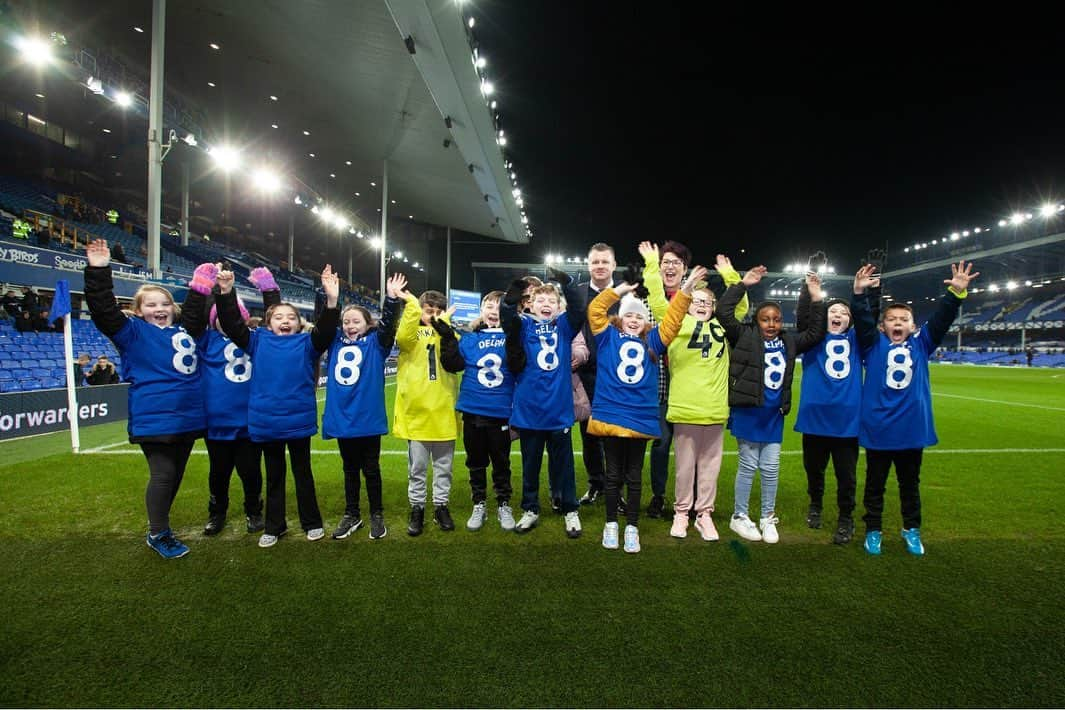 ファビアン・デルフさんのインスタグラム写真 - (ファビアン・デルフInstagram)「Mental health is important, especially for young people. It was great to meet these amazing, funny and brave kids from Linacre Primary and be part of this brilliant campaign by @evertoninthecommunity and USM. #TunnelVision」1月27日 19時34分 - fabian_delph